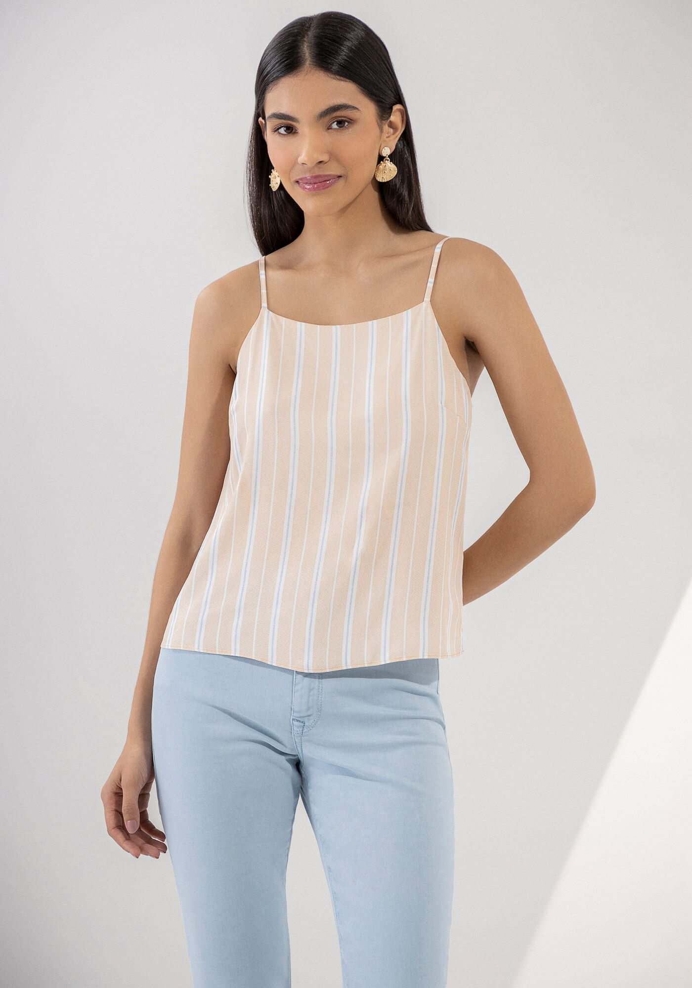 Blusa com Al&ccedil;as Halter Neck em Viscose Estampada, , large.