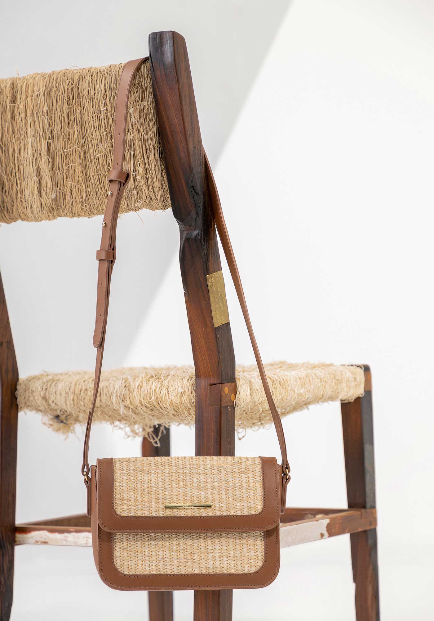 Bolsa M&eacute;dia Tiracolo com Recorte R&aacute;fia, CARAMELO, large.