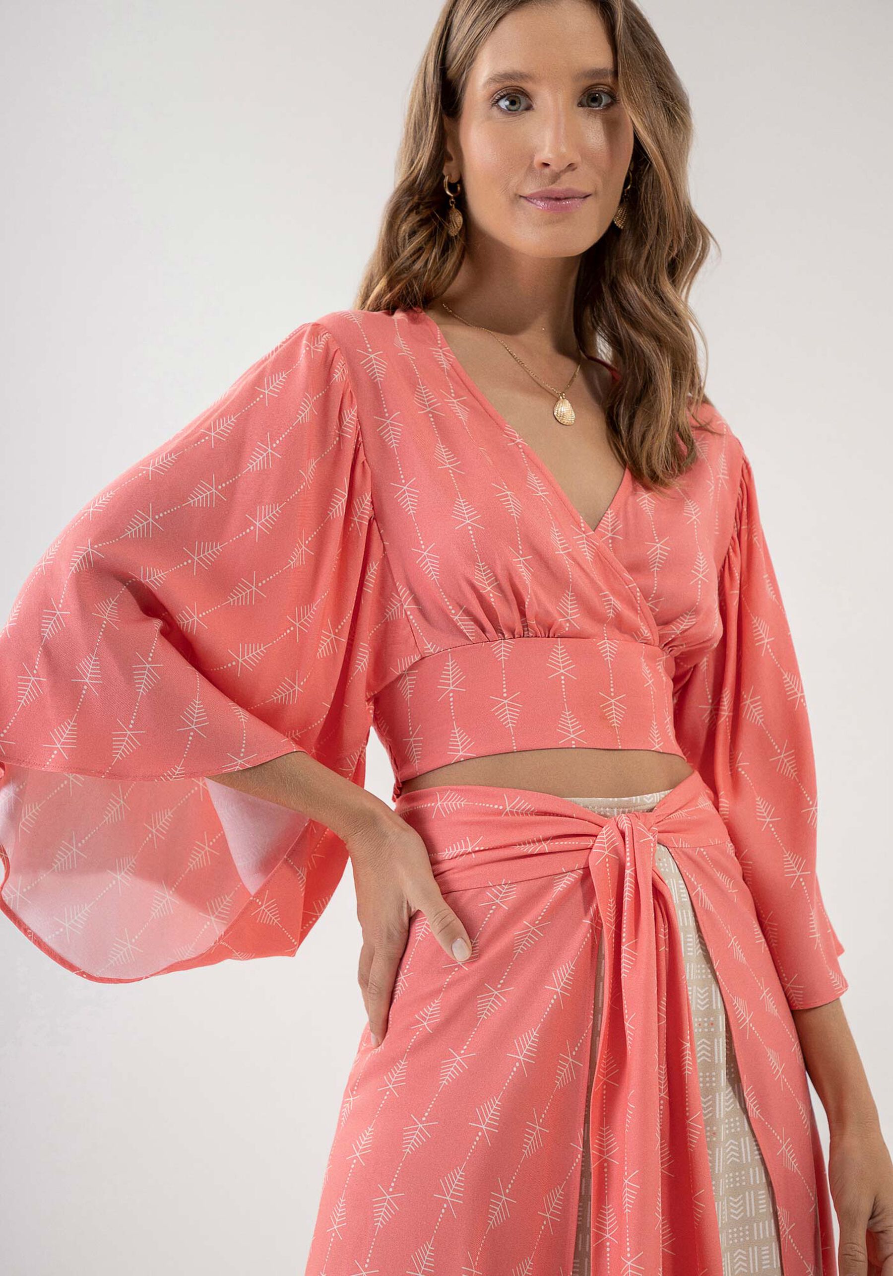 Blusa Cropped Estampa com Manga 3/4 Flare, . Blusa Cropped Estampa com Manga 3/4 Flare, , large.