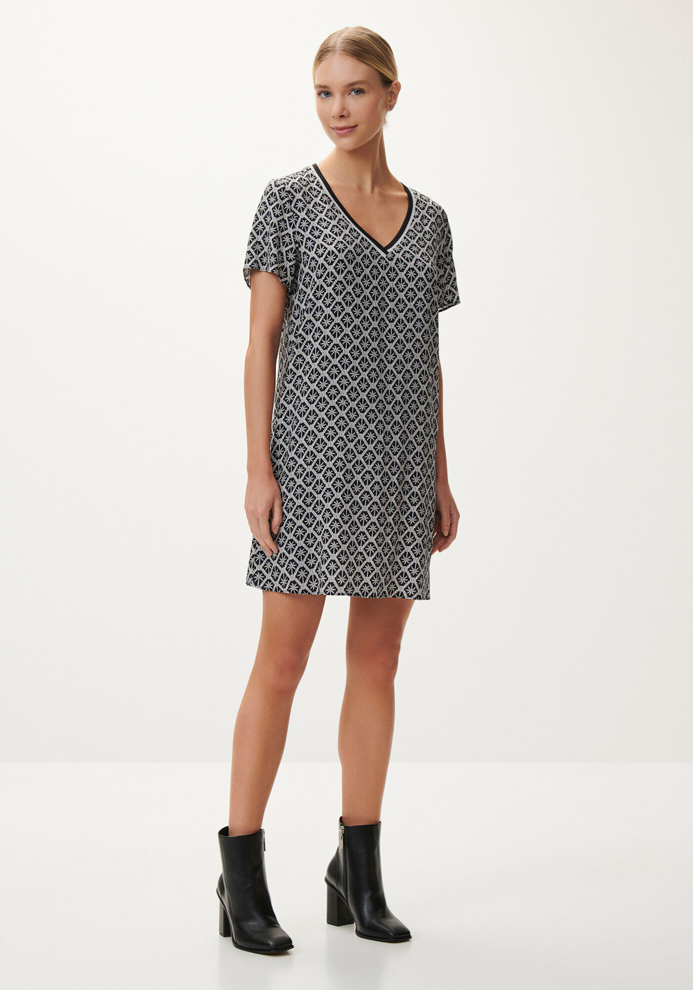 Vestido Curto Estampado com Decote V Retil&iacute;nea, , large.