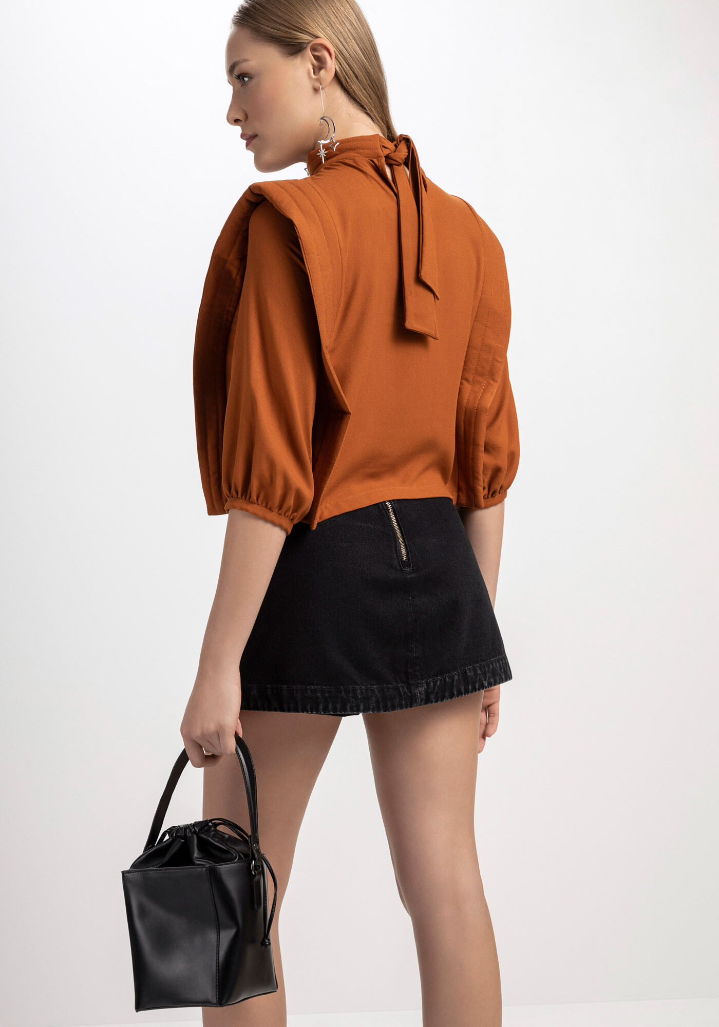 Blusa Manga Longa em Crepe com Recorte Ombros, , large.