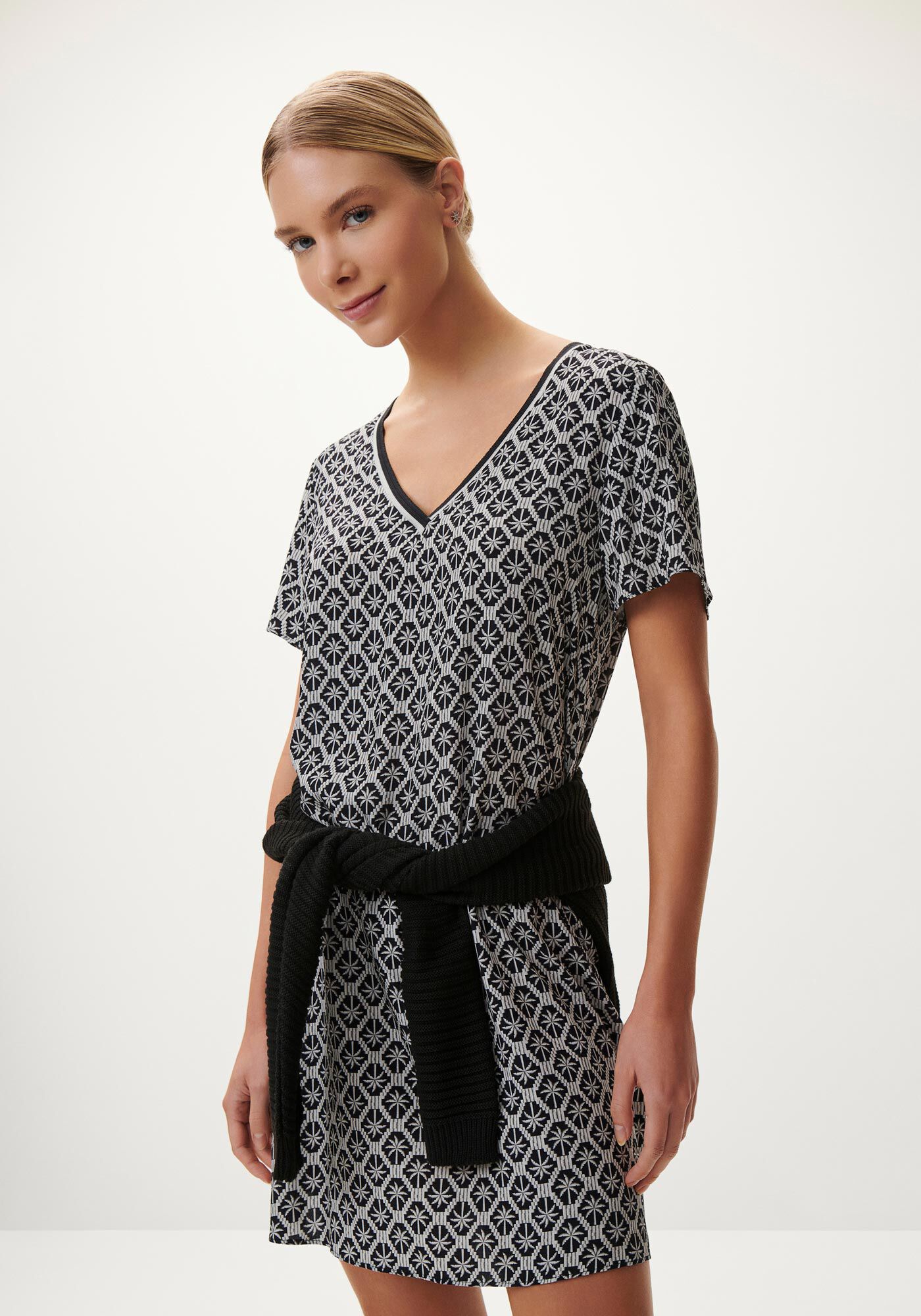 Vestido Curto Estampado com Decote V Retil&iacute;nea, , large.