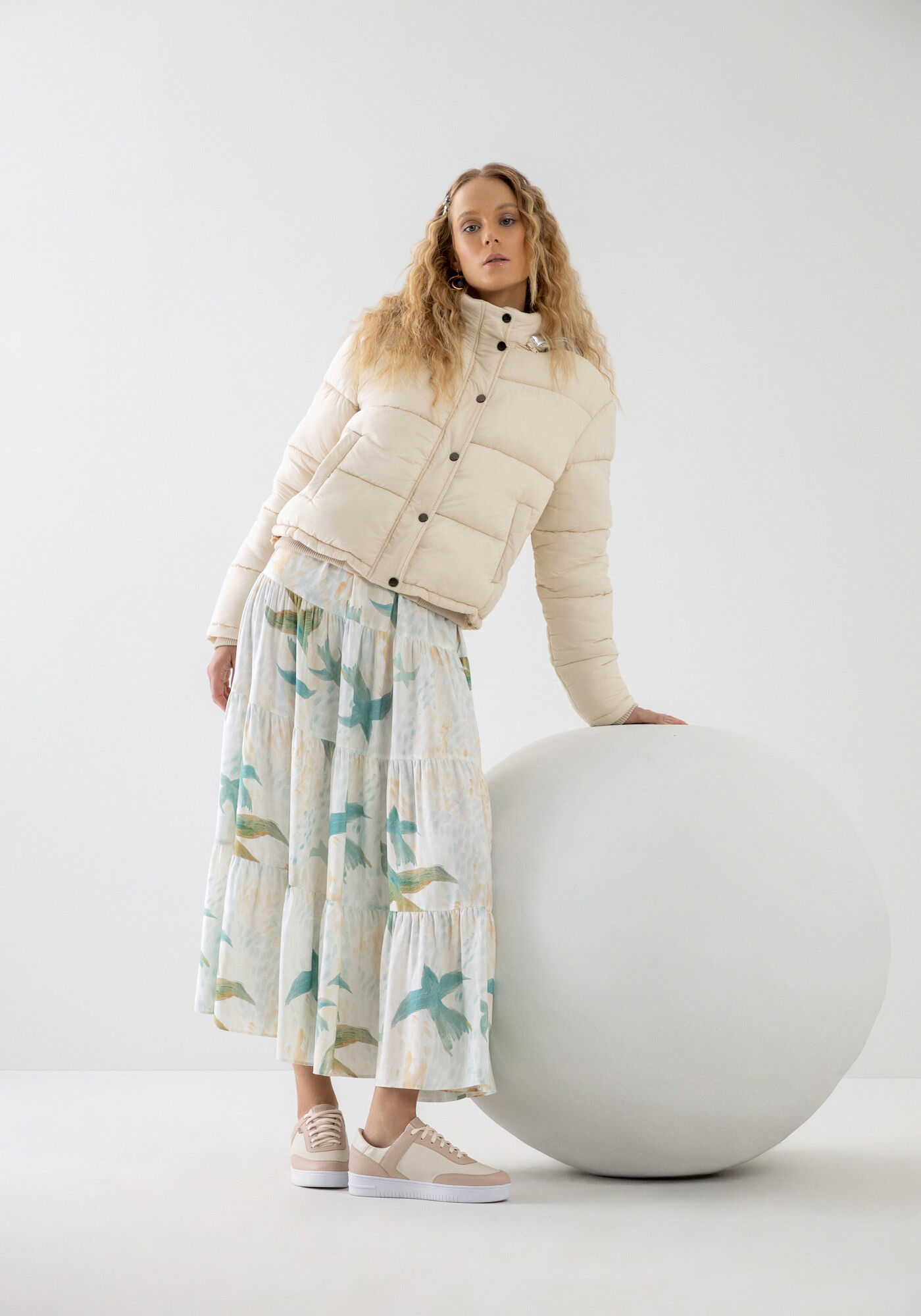 Jaqueta Puffer M&aacute;xi com Capuz Metalizado, BRANCO OFF WHITE, large.