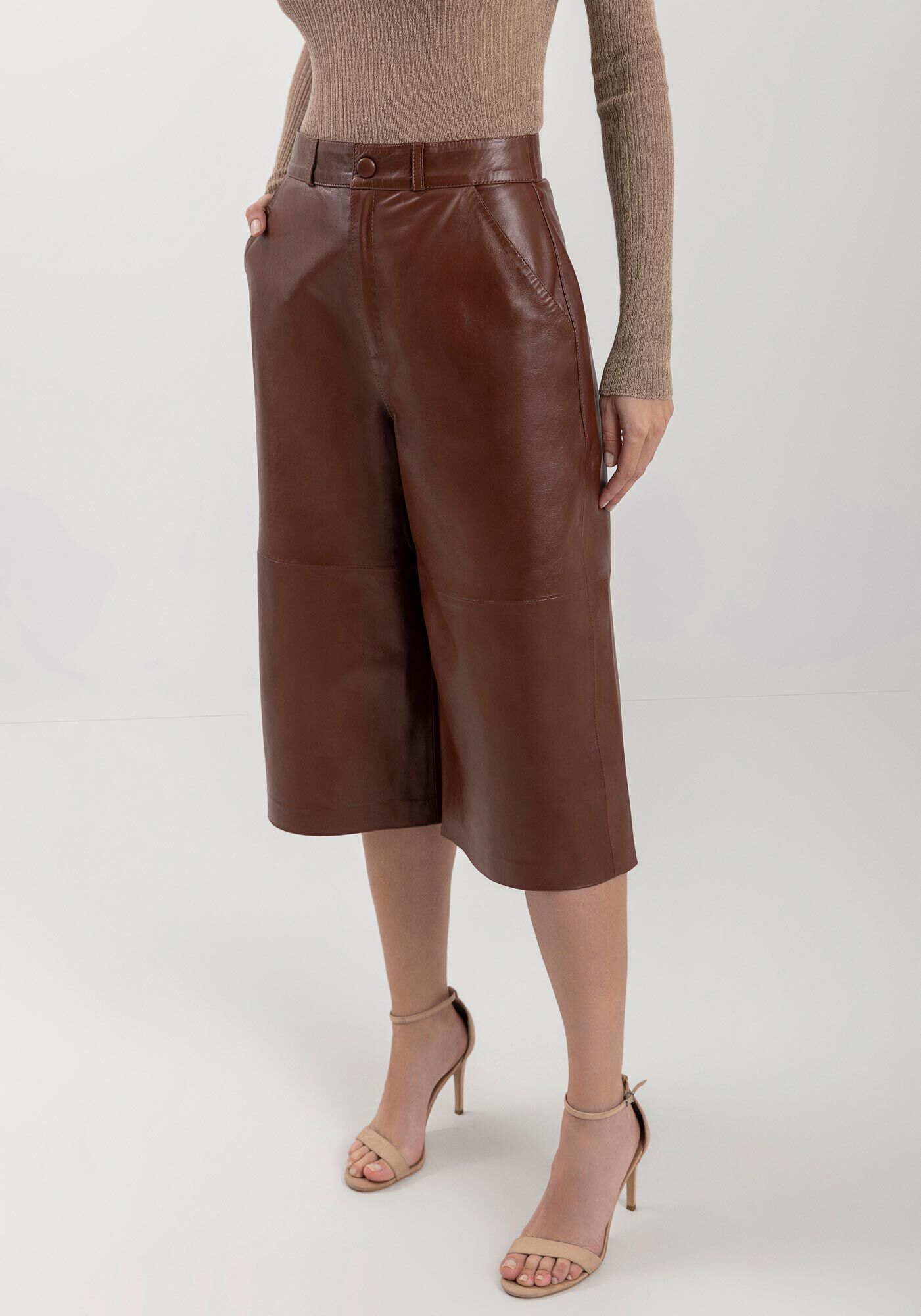 Bermuda De Couro Com Cintura M&eacute;dia E Bolsos Frontais, MARROM CHOCOLATE, large.