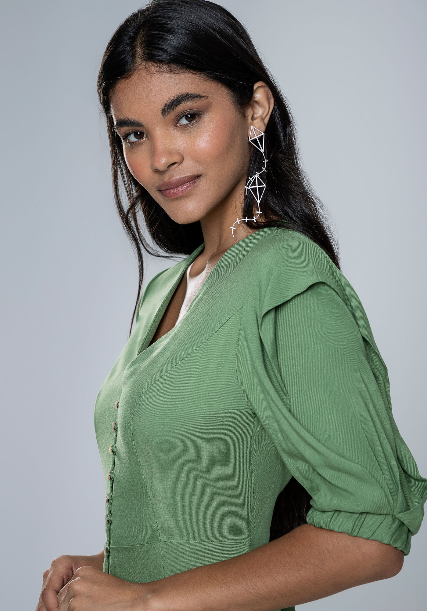 Vestido Midi em Viscose com Bot&otilde;es, VERDE MOVIMENTO, large.