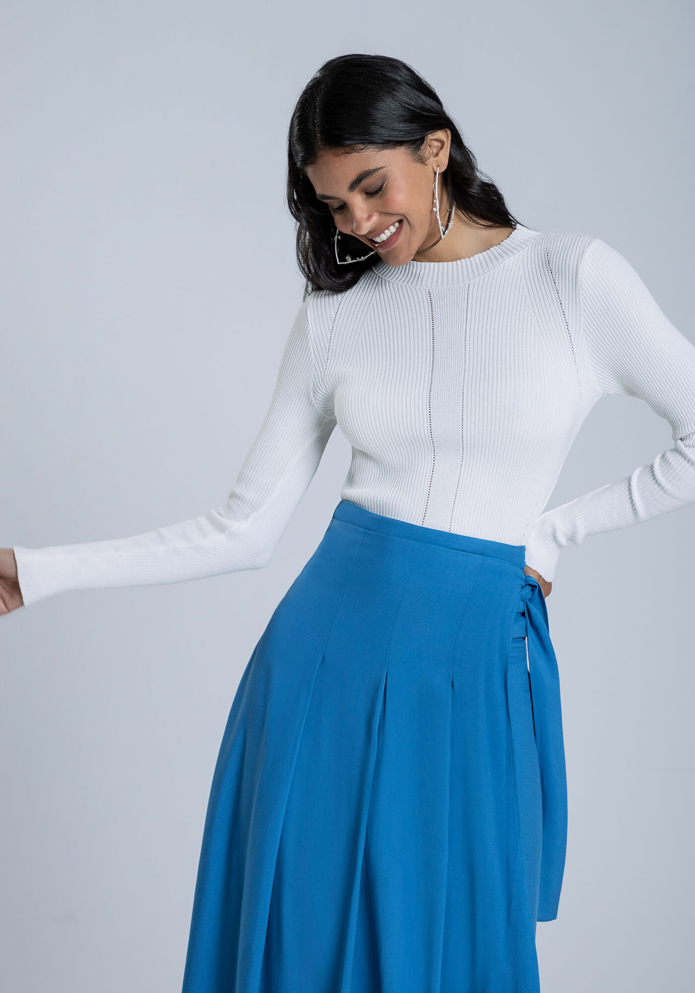 Saia Midi Cintura Baixa em Viscose com Pregas