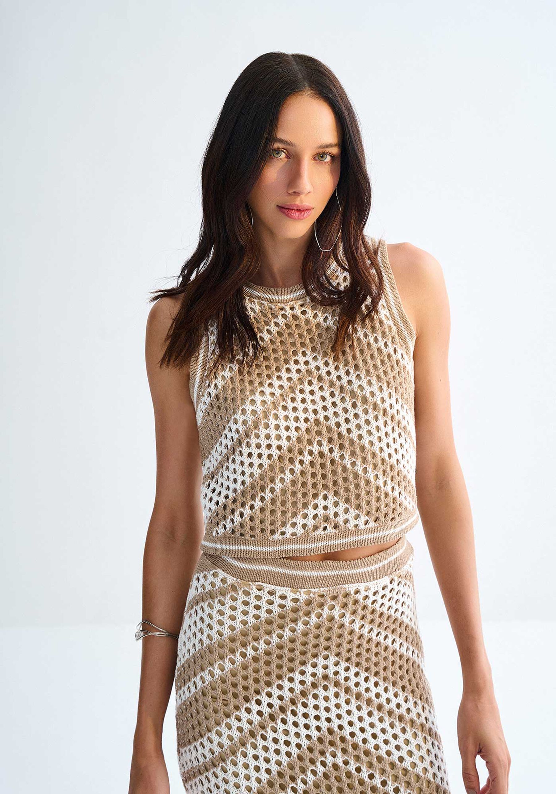 Blusa Cropped em Tricô Bicolor, BEGE BIRCH. Blusa Cropped em Tricô Bicolor, BEGE BIRCH, large.