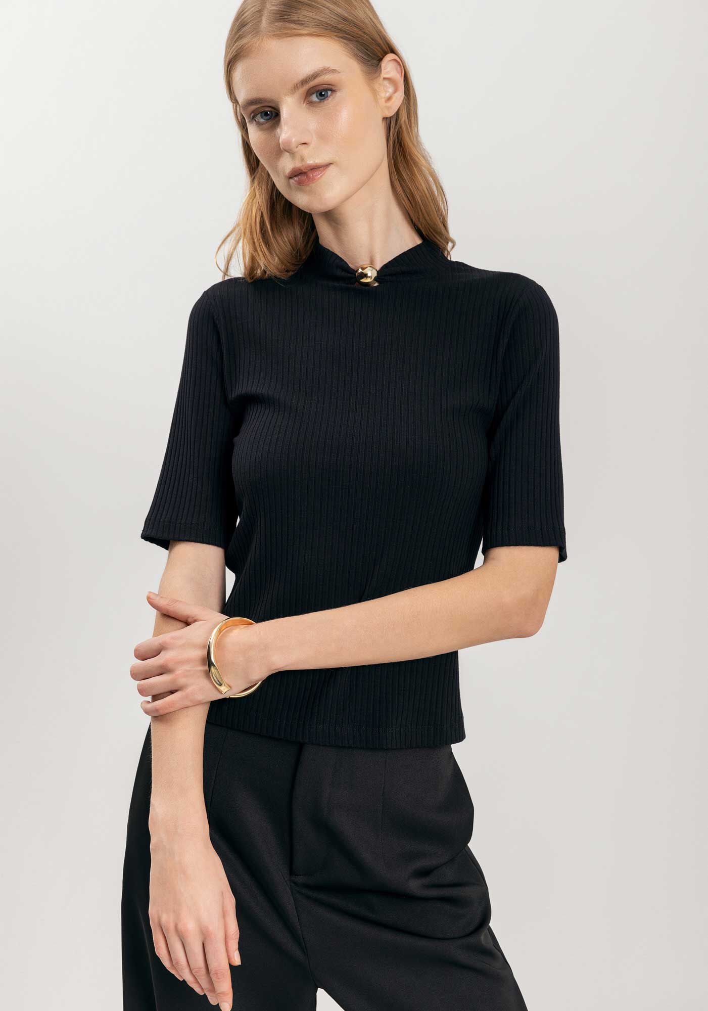 Blusa De Mangas Curtas Em Malha Canelada Com Enfeite Na Gola, , large.