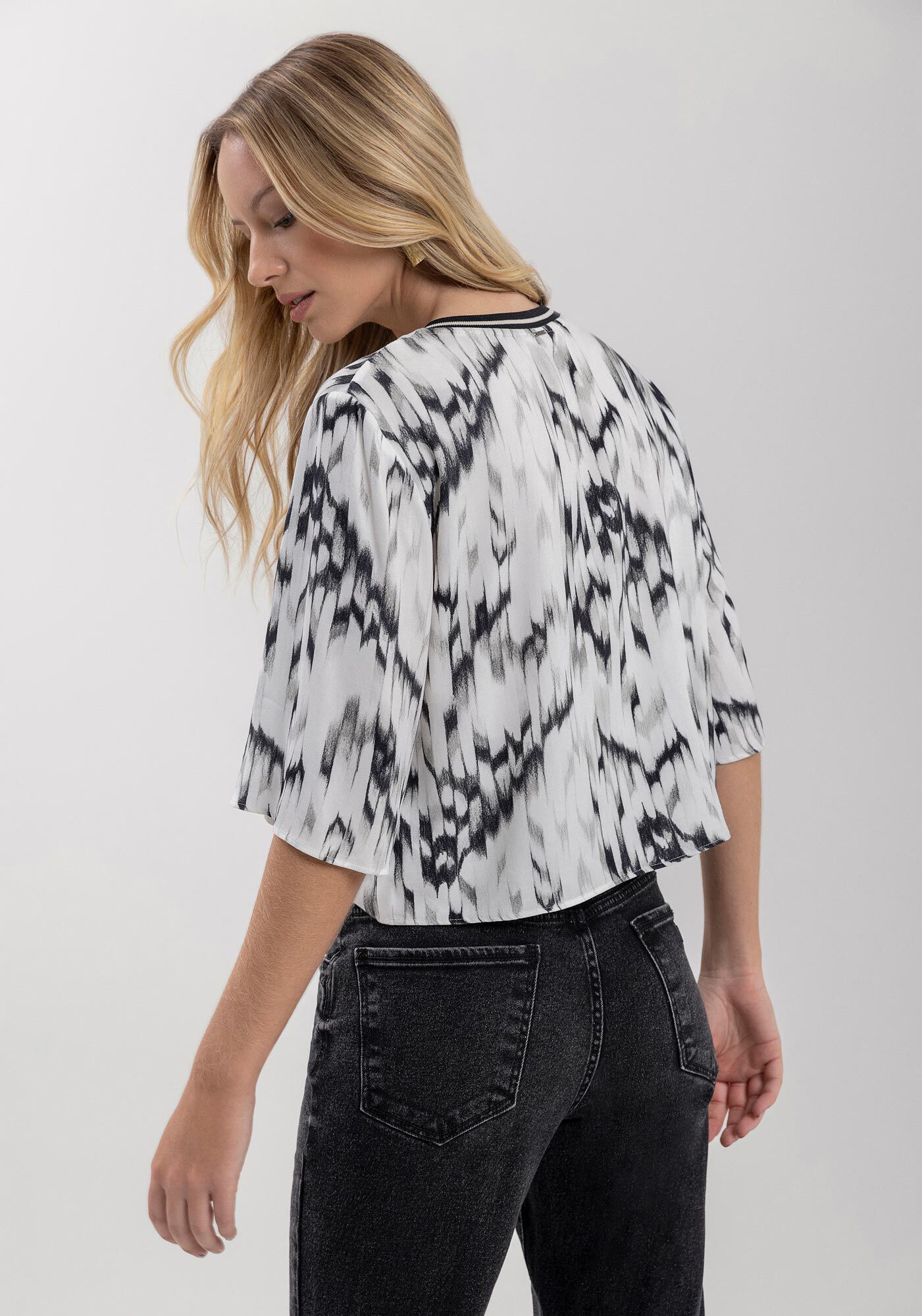 Blusa Curta Estampada Com Mangas M&eacute;dias E Gola Em Retil&iacute;nea, , large.