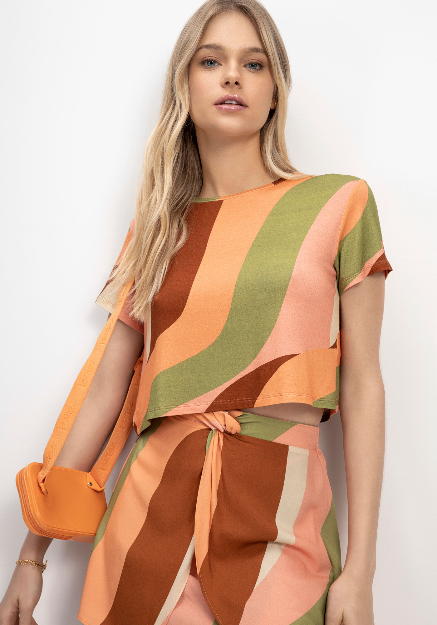 Saia Curta Estampada em Viscose com Tor&ccedil;&atilde;o, ARCO IRIS, large.