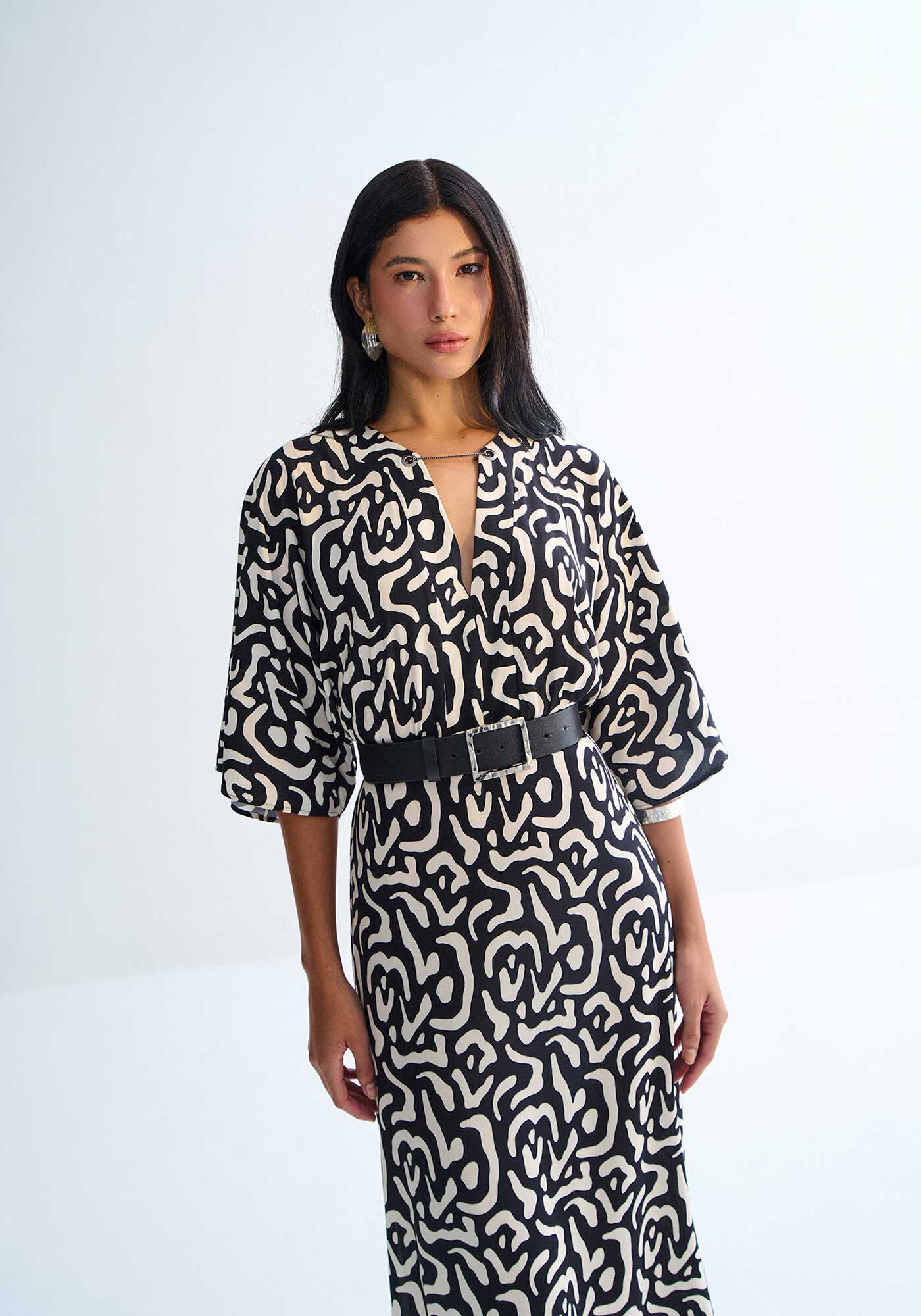 Vestido Midi Alongado Animal Print com Aviamento Decote, VILLAGE PRETO, large.