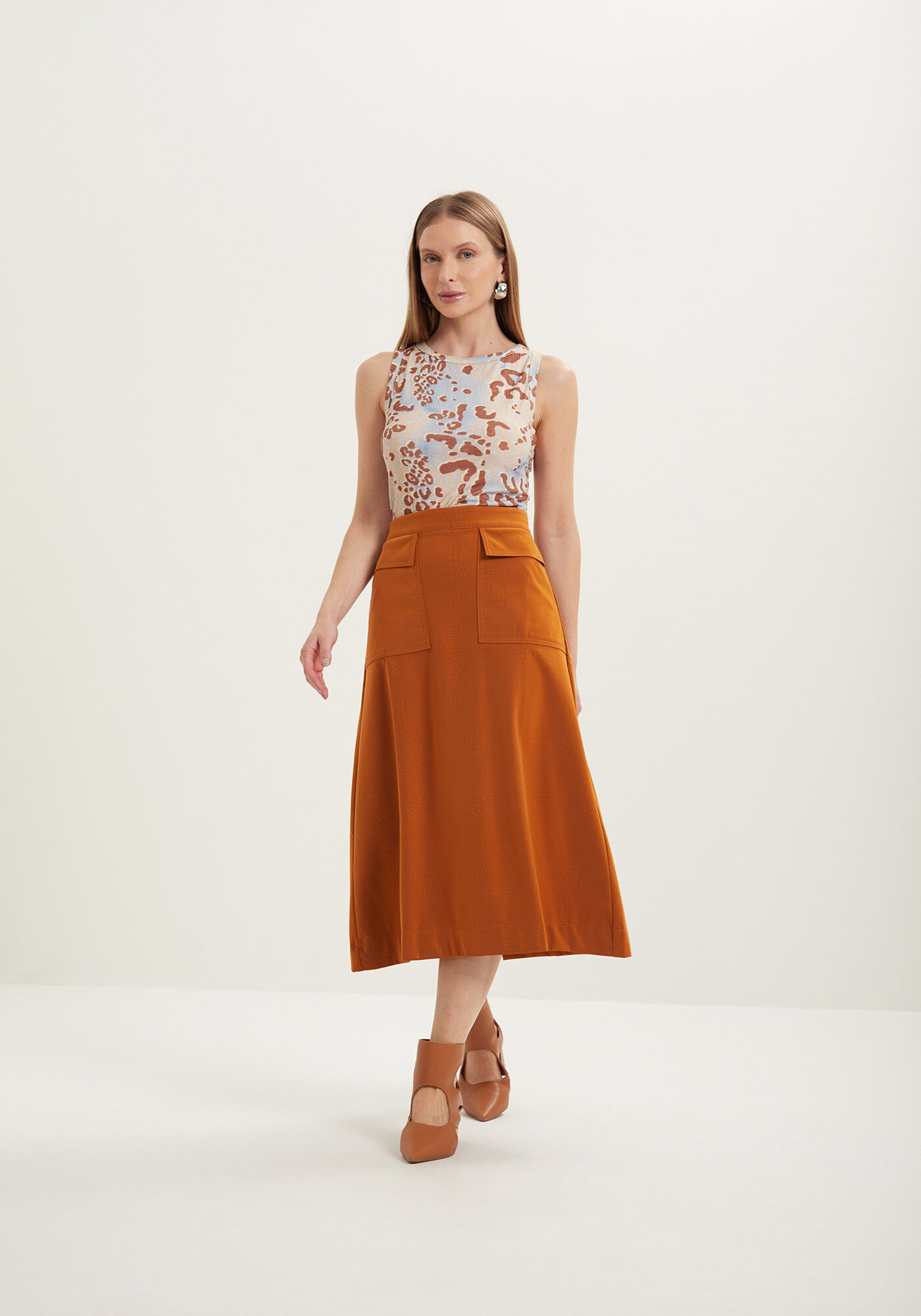 Saia Midi Com Bolsos E Cintura M&eacute;dia Em Malha Leather, , large.