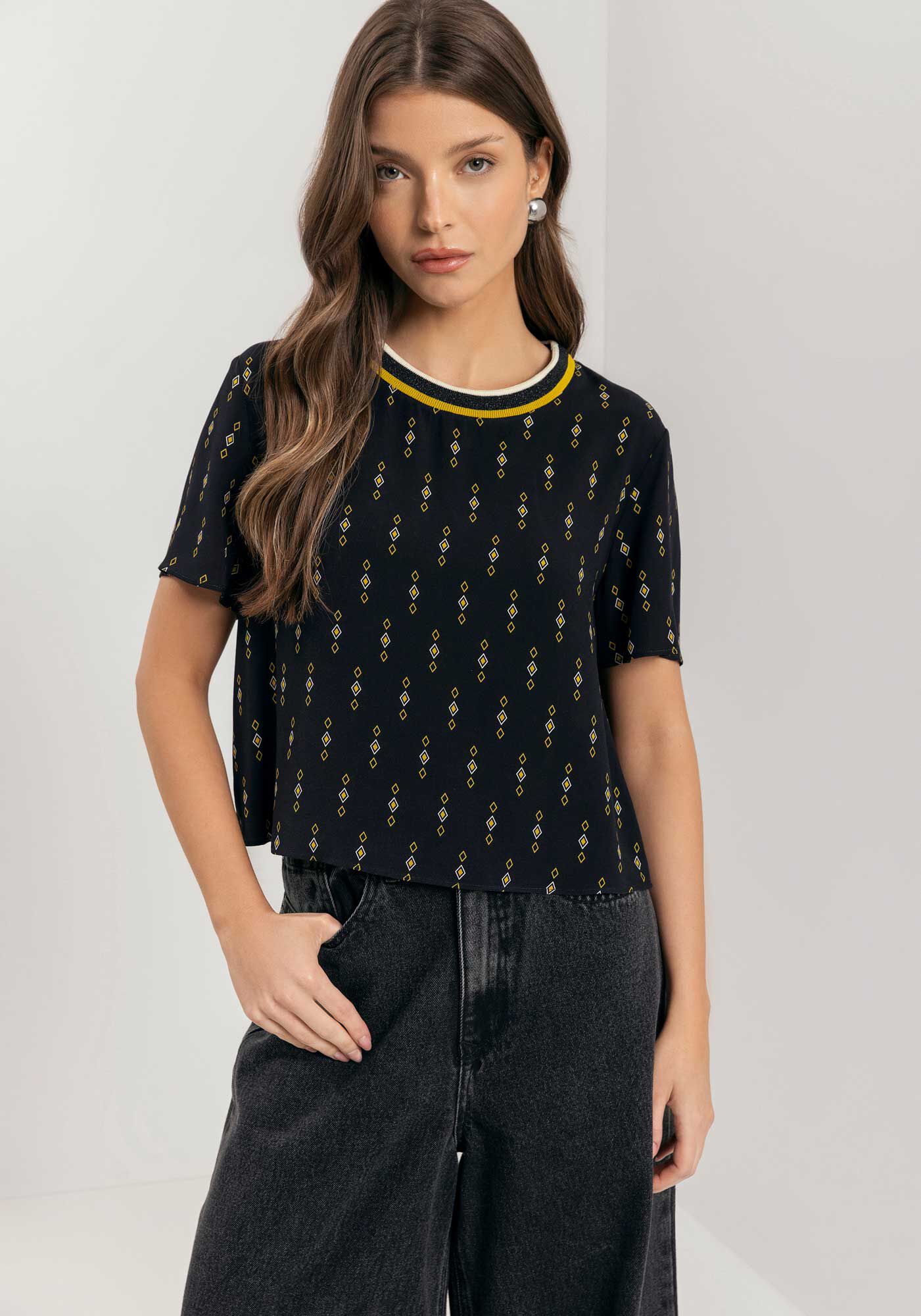 Blusa Curta Estampada Com Gola Em Retil&iacute;nea, PATTERN PRETO, large.