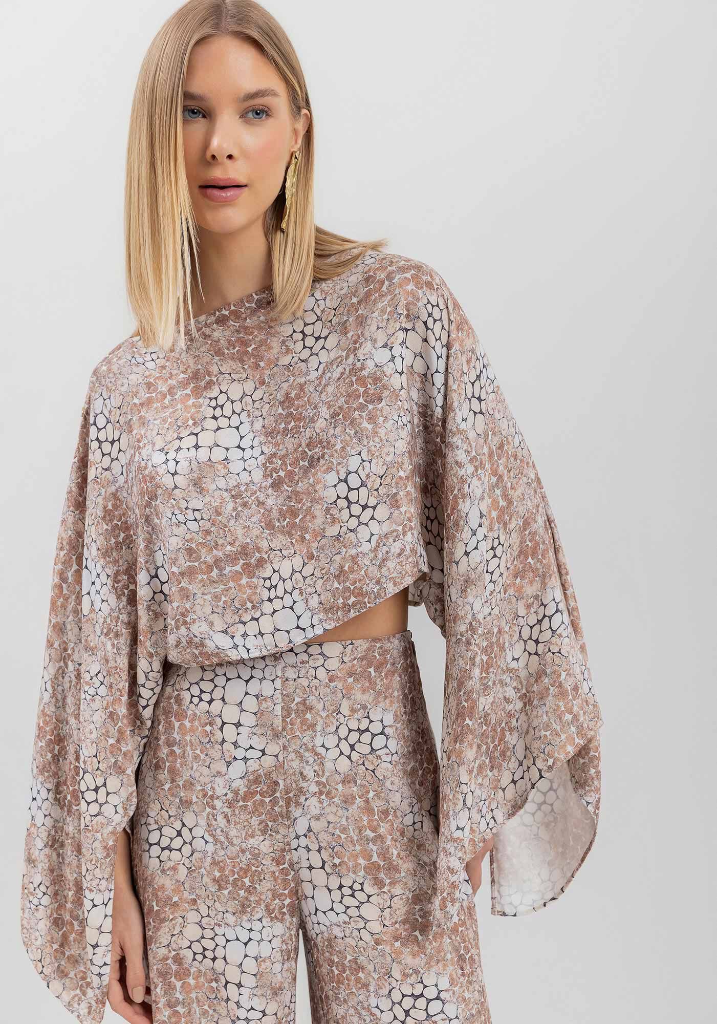 Blusa Curta Estampada Com Mangas Amplas Em Crepe De Viscose, , large.