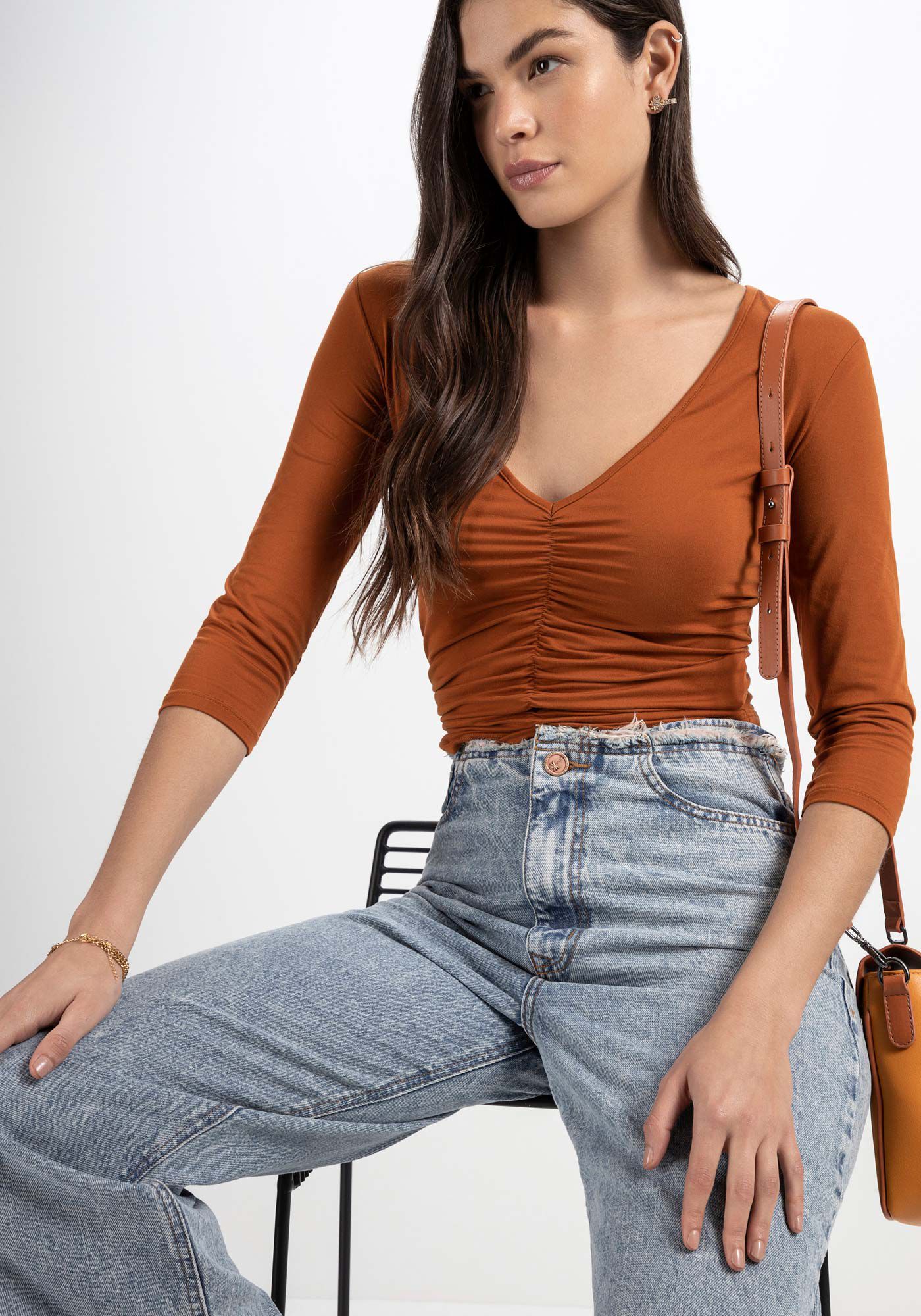 Blusa Manga 3/4 em Malha Aveludada com Franzido, MARROM BISCUIT, large.