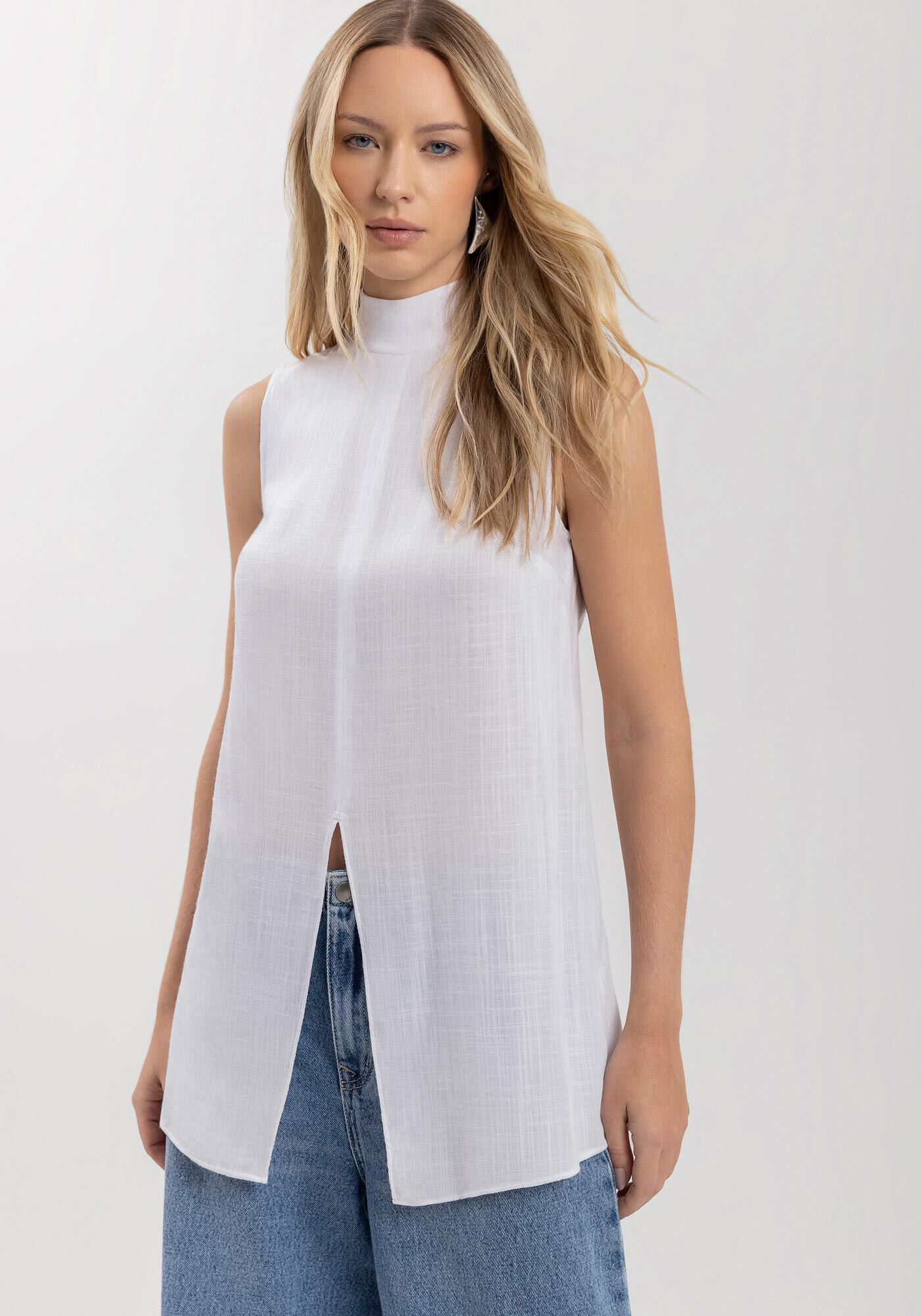 Blusa Sem Mangas Em Viscose Com Gola Alta E Abertura Frontal, , large.