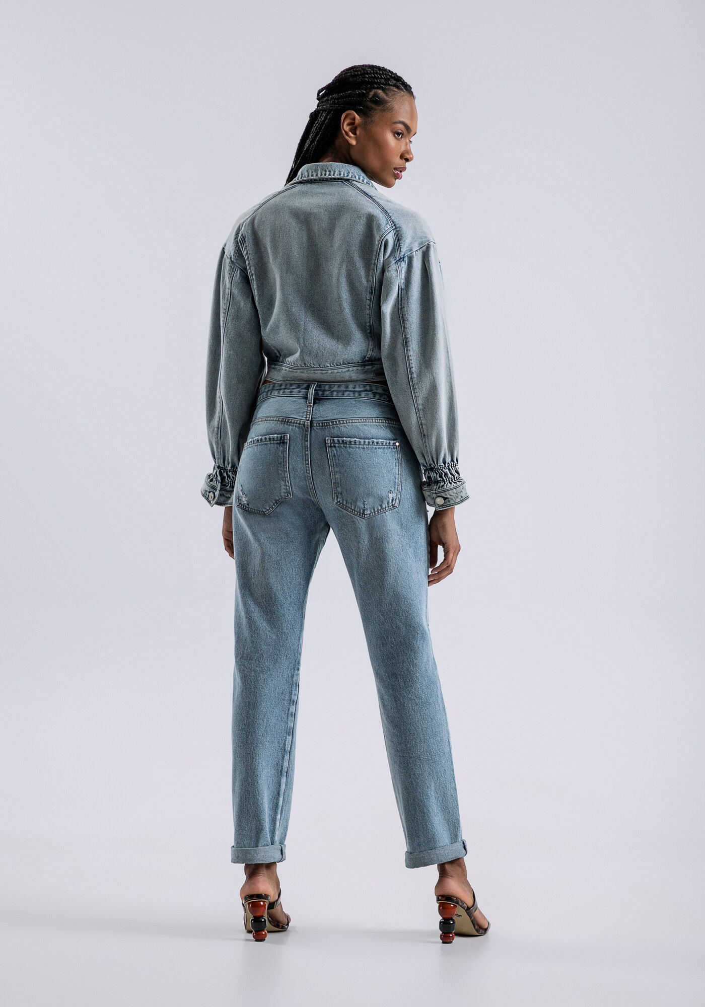 Jaqueta Jeans Cropped com Babado Mangas Lez a Lez