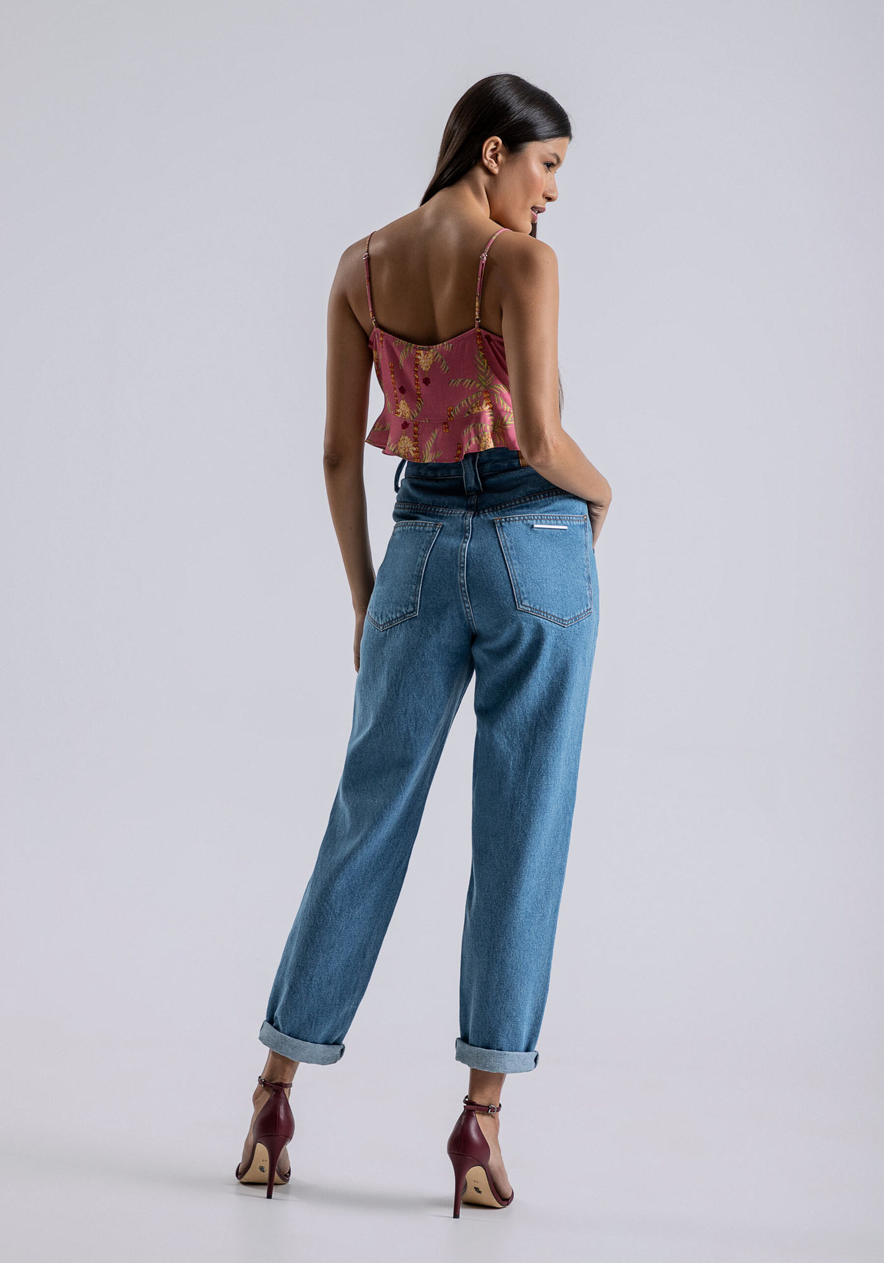 Calça Jeans Mom Cropped com Recortes, . Calça Jeans Mom Cropped com Recortes, , large.