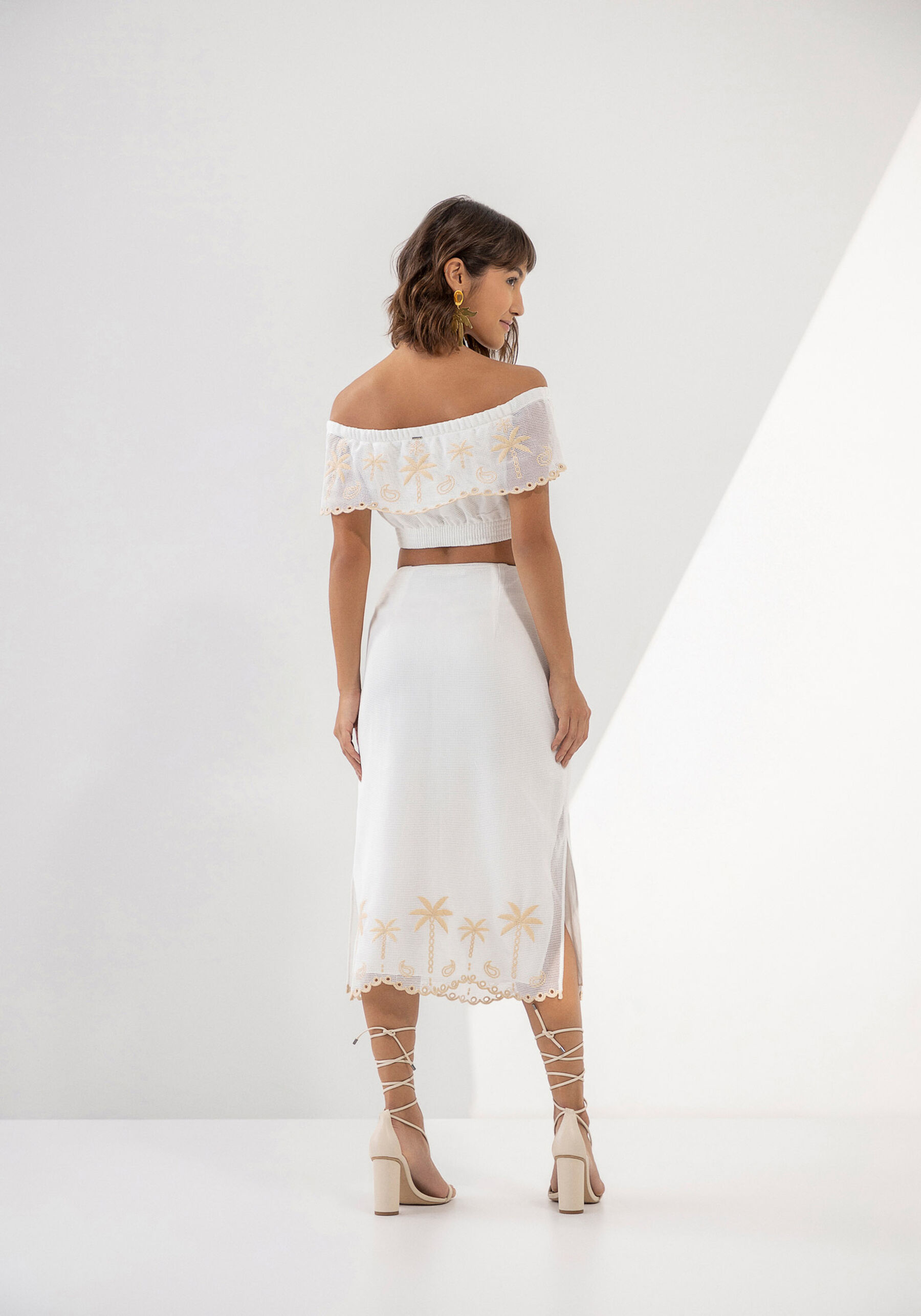 Blusa Cropped Ombro a Ombro em Tela com Bordado, . Blusa Cropped Ombro a Ombro em Tela com Bordado, , large.