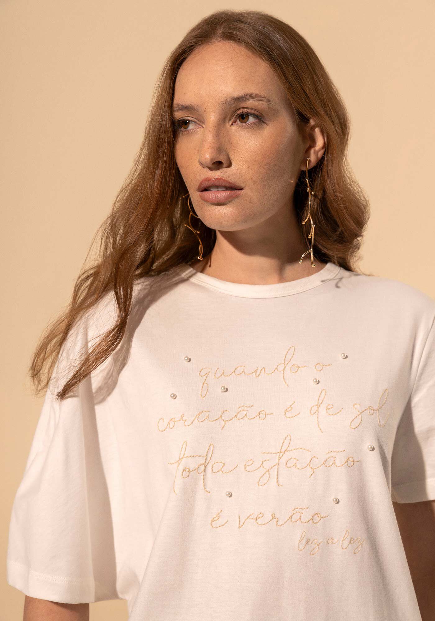 Blusa T-shirt Com Manga Assim&eacute;trica E Bordados Com P&eacute;rolas, , large.