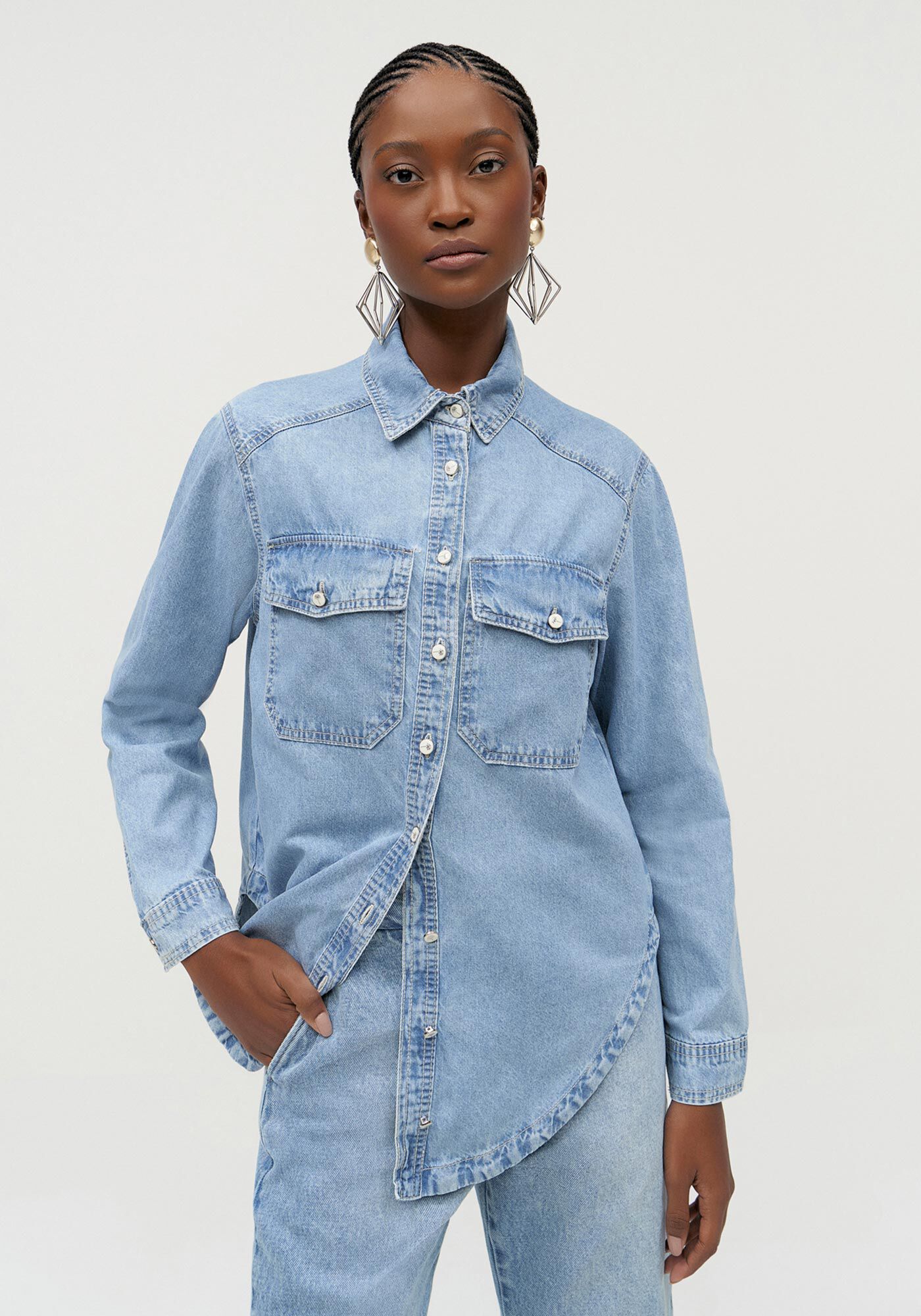 Camisas Jeans pecas exclusivas com bordados e pingentes
