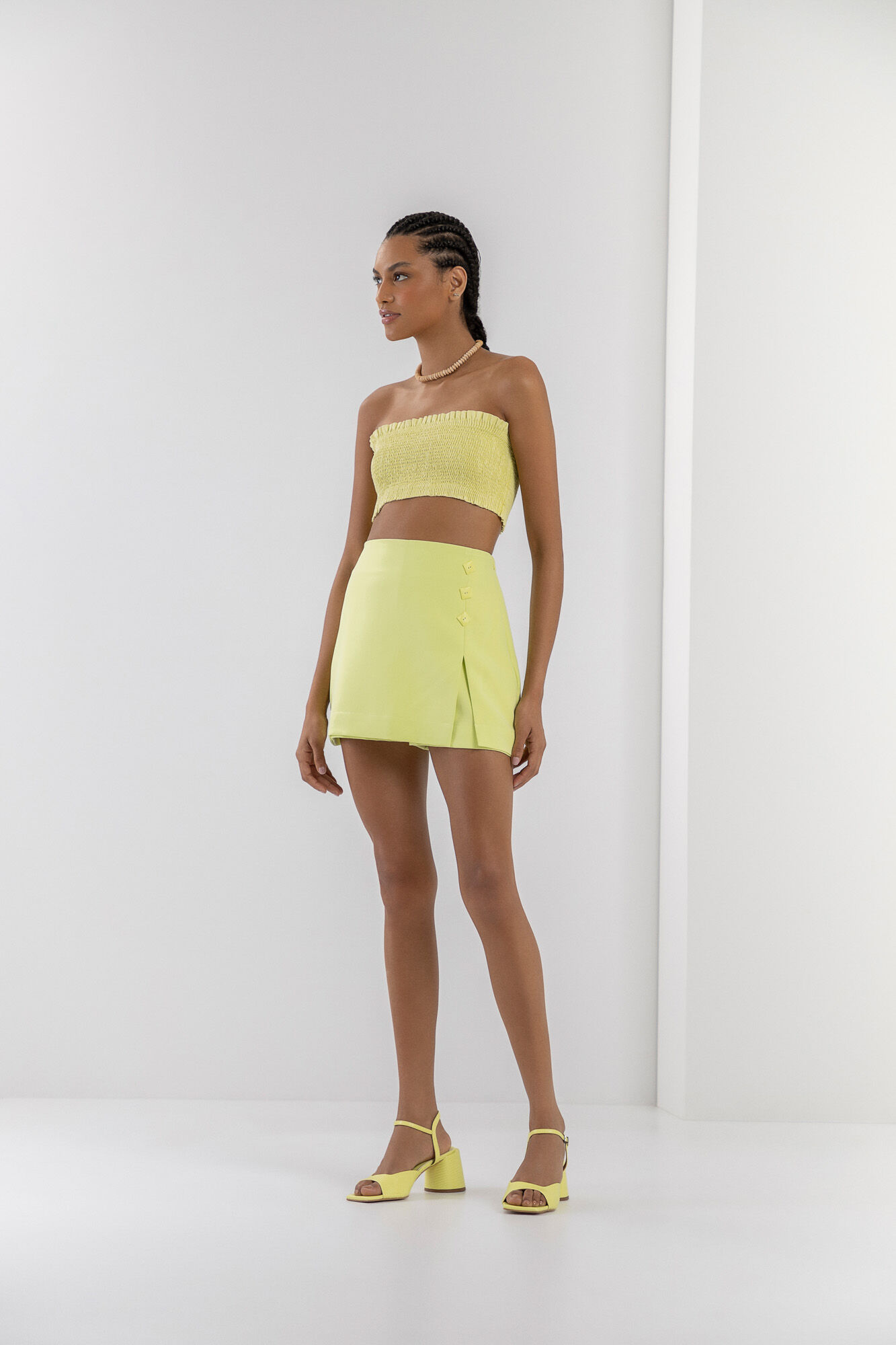 Shorts Saia com Fenda e Detalhe Bot&otilde;es, , large.