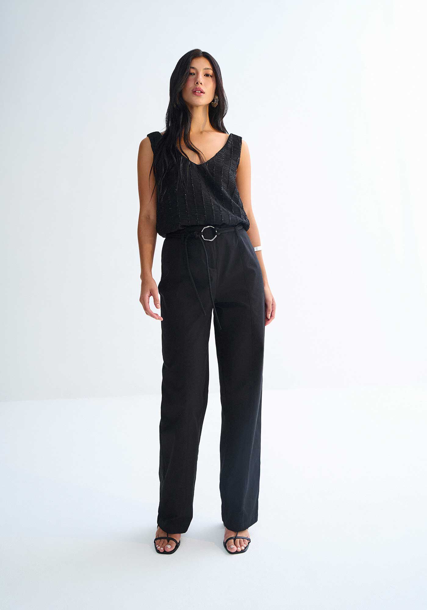 Regata Decote V em Tecido com Textura e Brilho, PRETO REATIVO, large.