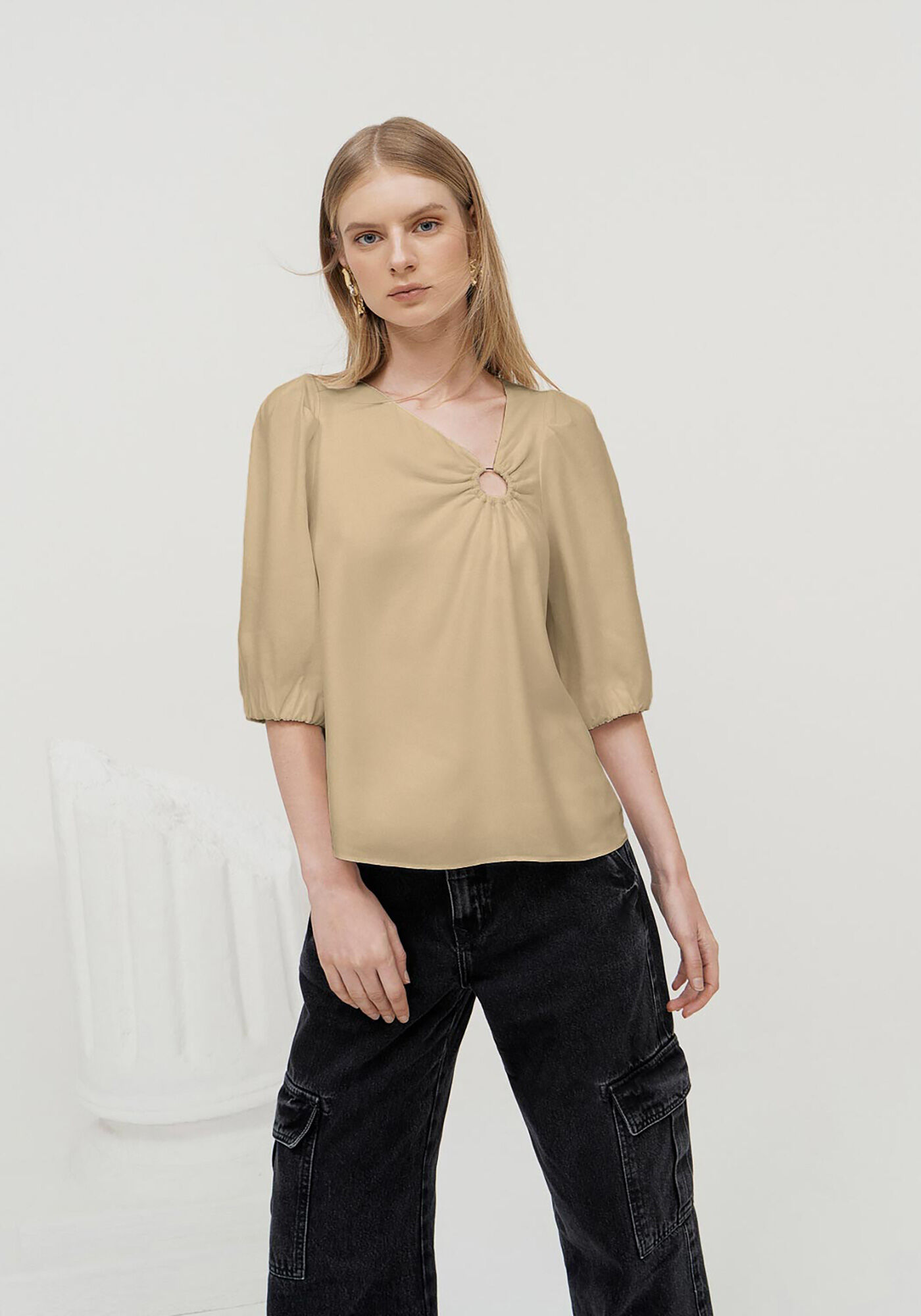 Blusa Manga 3/4 em Crepe com Detalhe Decote, , large.