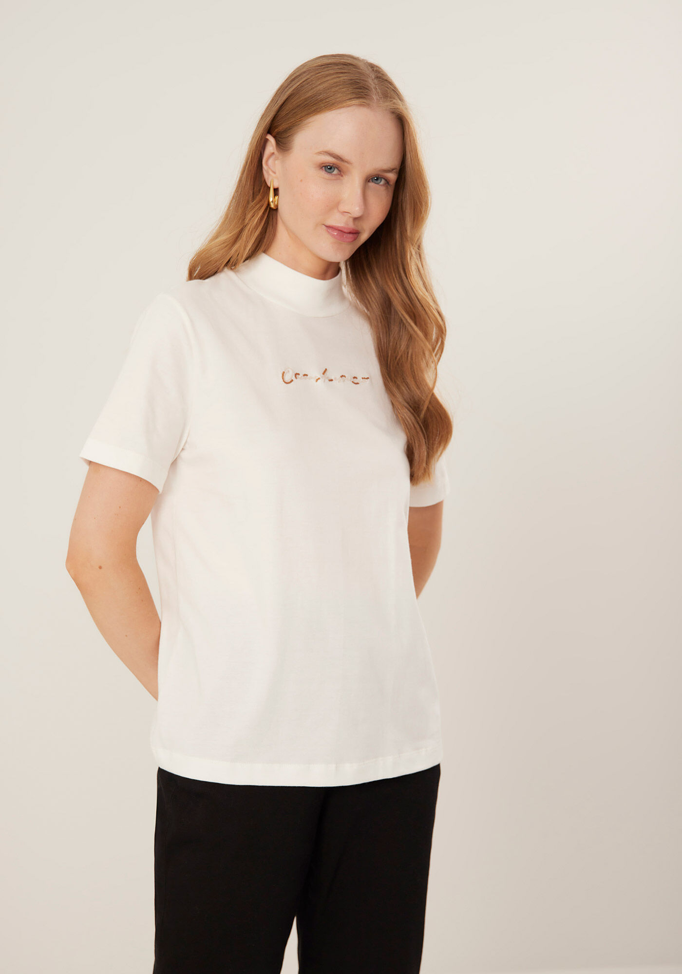 Blusa De Mangas Curtas Com Gola Alta E Bordado Frontal, BRANCO OFF WHITE, large.