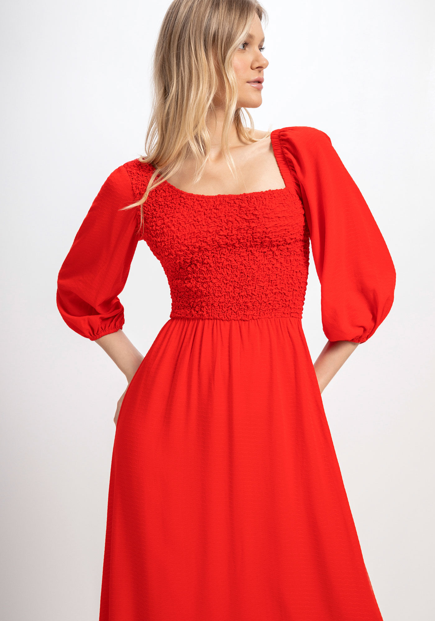 Vestido Midi em Viscose com Decote Assim&eacute;trico, VERMELHO FOREVER, large.