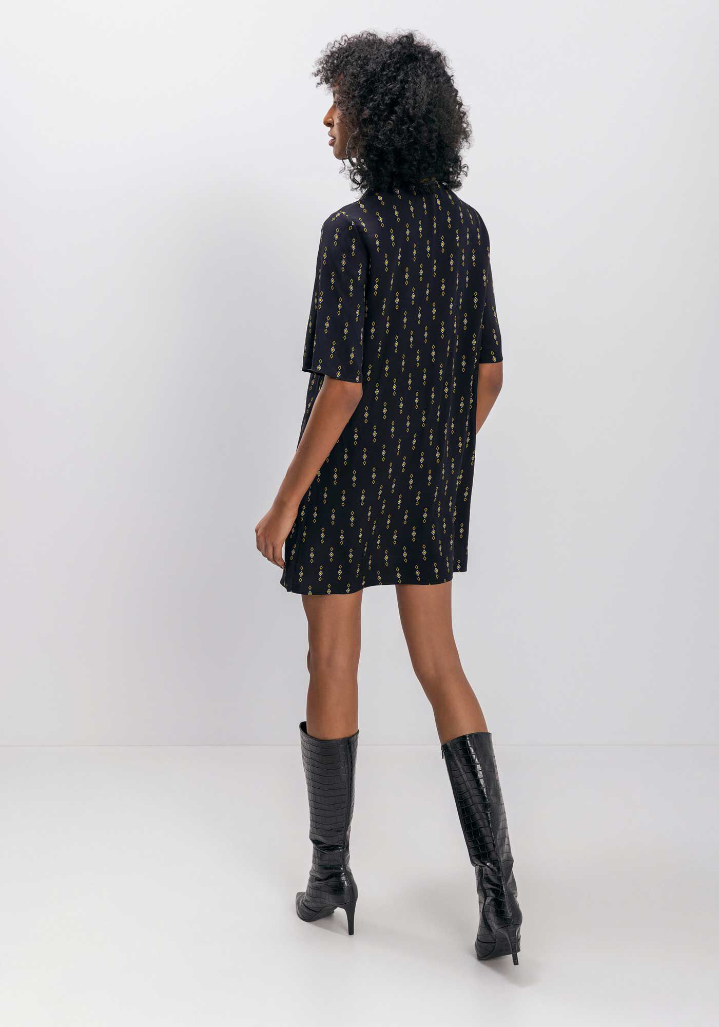 Vestido Curto Estampado Com Manga Curta E Gola Em Retil&iacute;nea, , large.