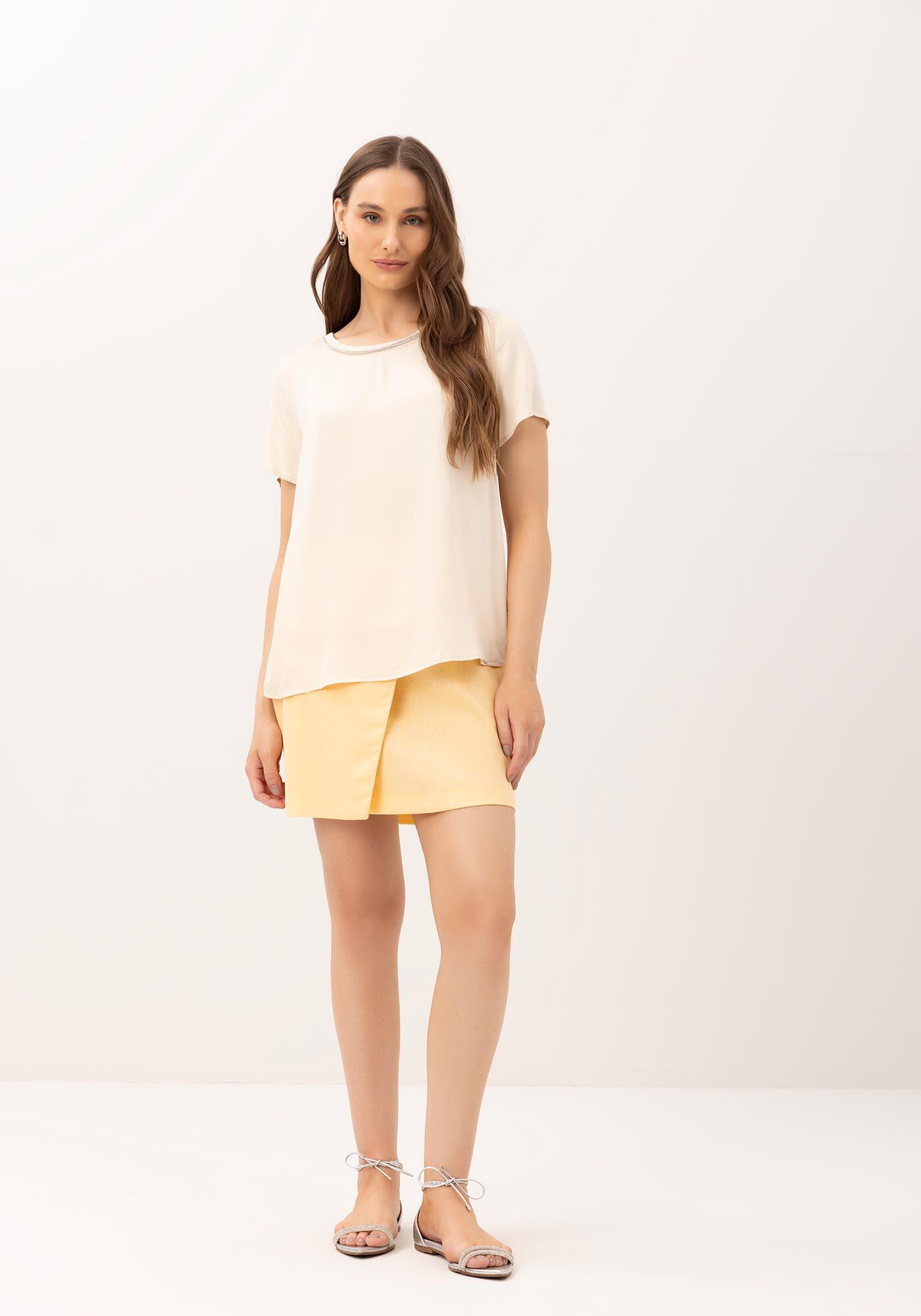 Blusa Manga Curta em Tecido Plano com Strass Decote, , large.