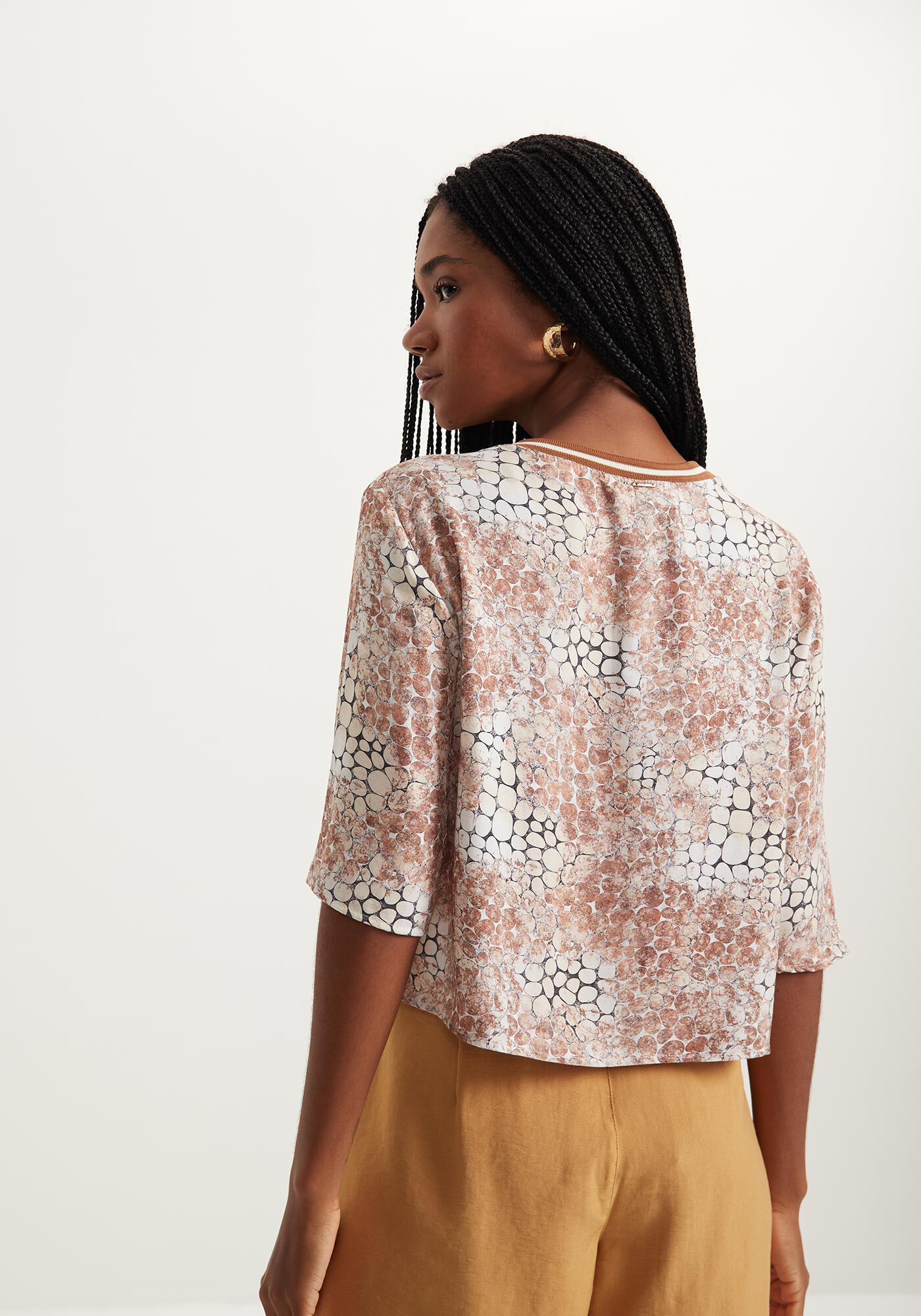 Blusa Curta Estampada Com Mangas M&eacute;dias E Gola Em Retil&iacute;nea, , large.