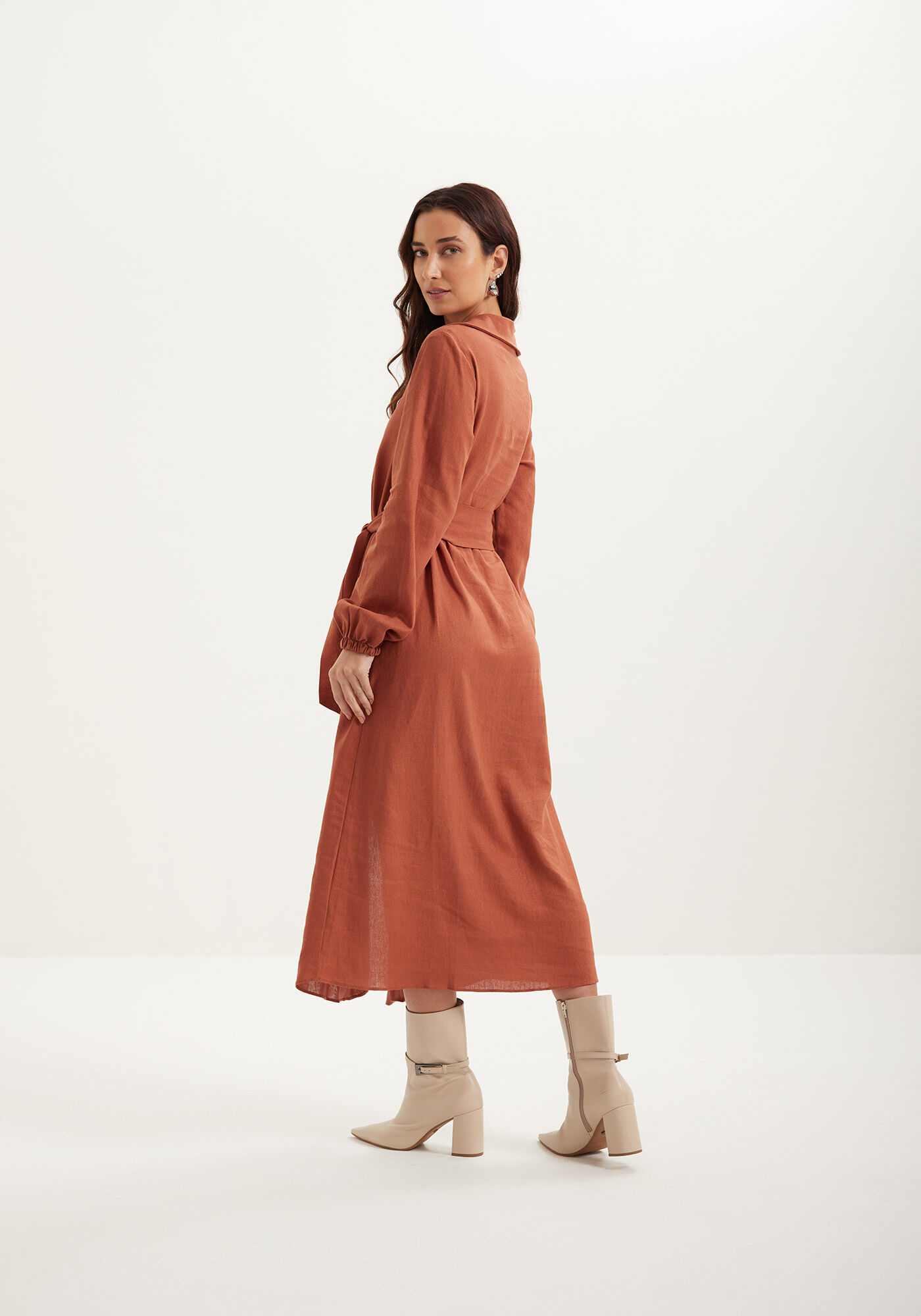 Vestido Midi Ch&aacute; Em Linho E Viscose Com Faixa Ajust&aacute;vel, MARROM MUSTANG, large.