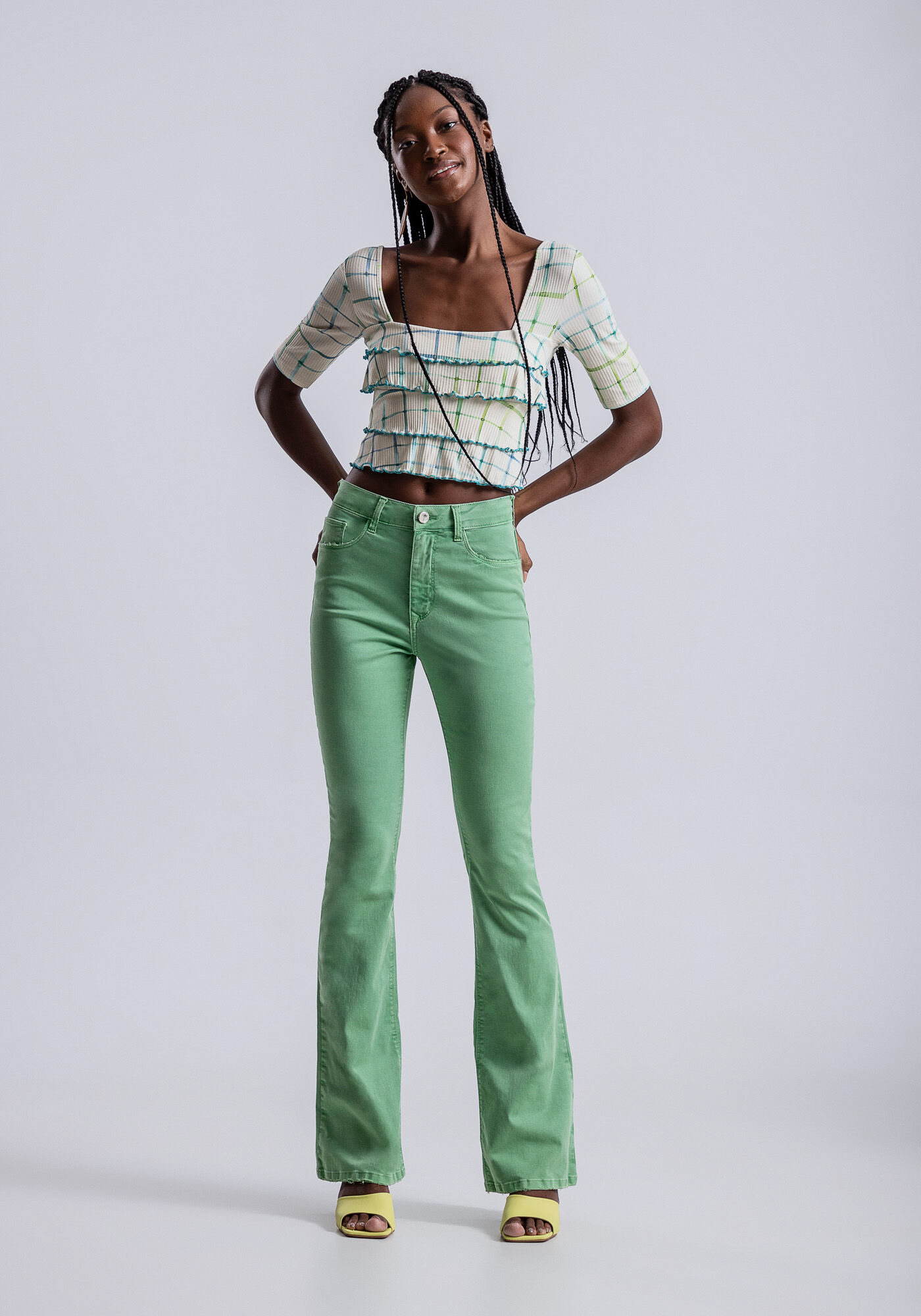 Calça flare de sales sarja