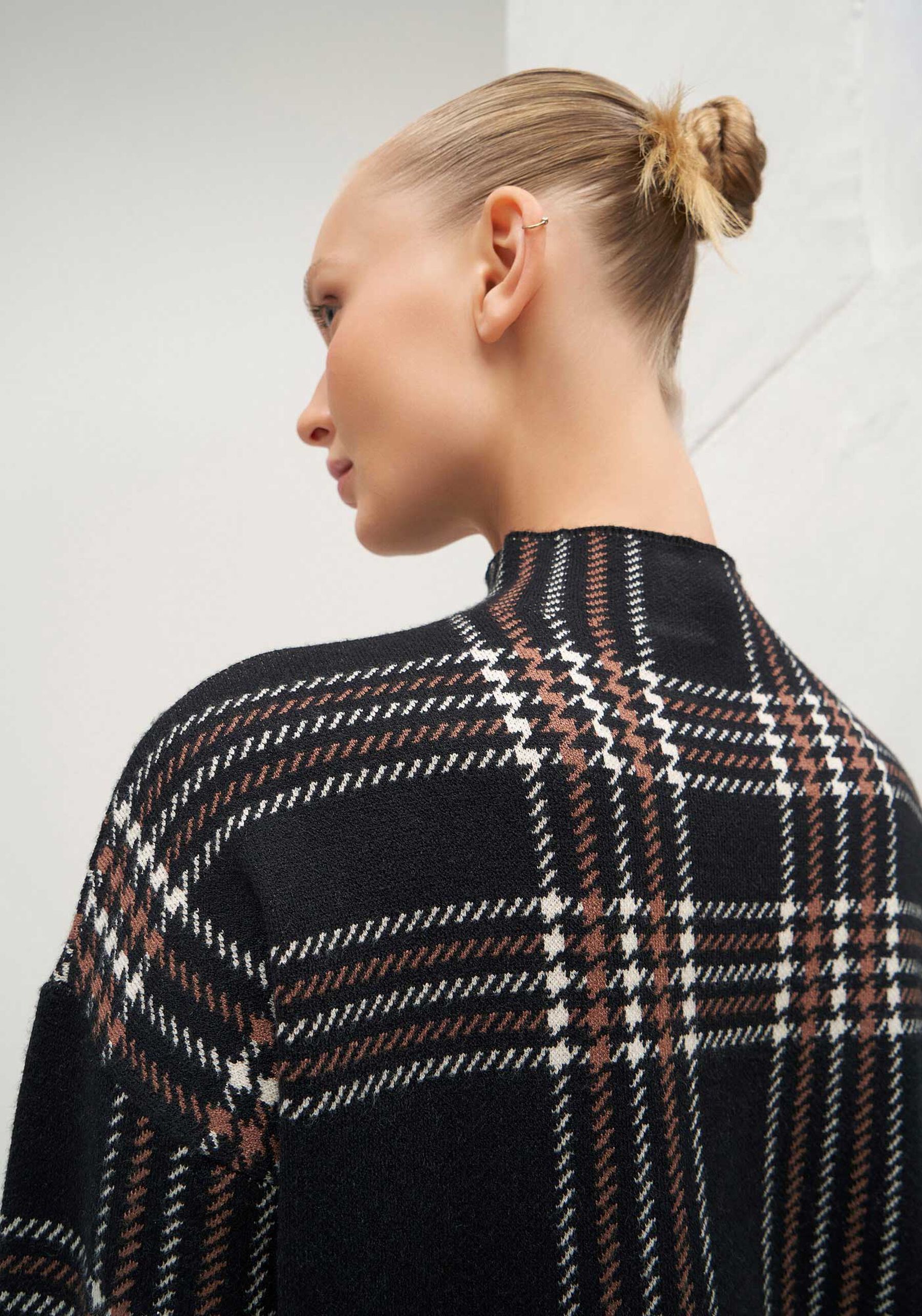 Blusão Alongado Xadrez em Tricô com Gola Alta, PRETO REATIVO. Blusão Alongado Xadrez em Tricô com Gola Alta, PRETO REATIVO, large.