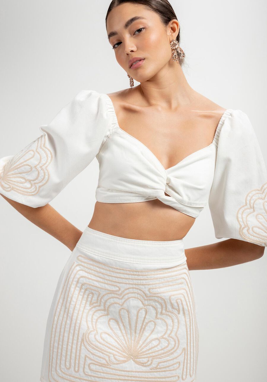 Blusa Sarja Cropped com Manga Bufante Bordada, BRANCO OFF WHITE. Blusa Sarja Cropped com Manga Bufante Bordada, BRANCO OFF WHITE, large.