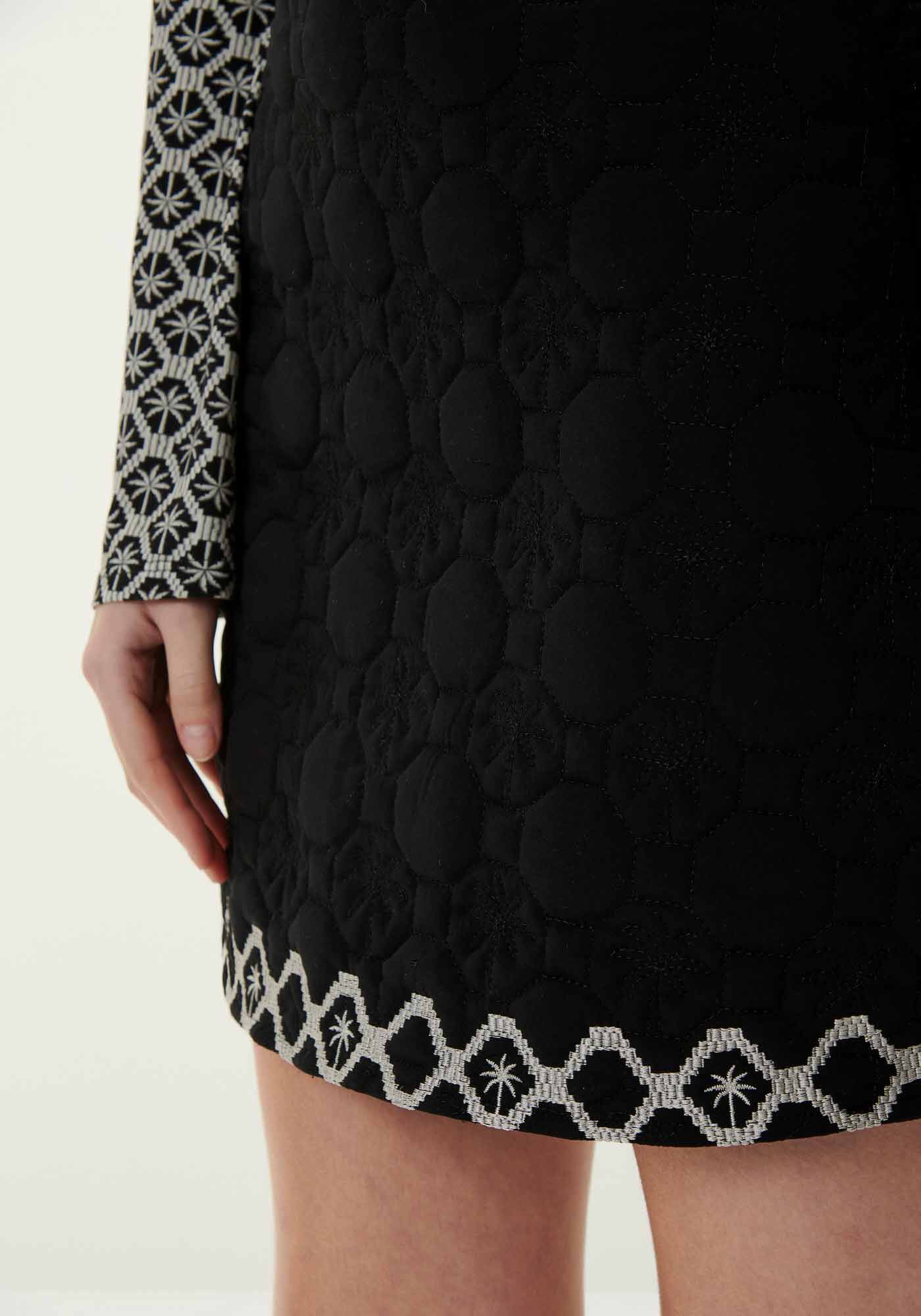 Saia Curta em Tecido Matelass&ecirc; com Bordado, PRETO REATIVO, large.