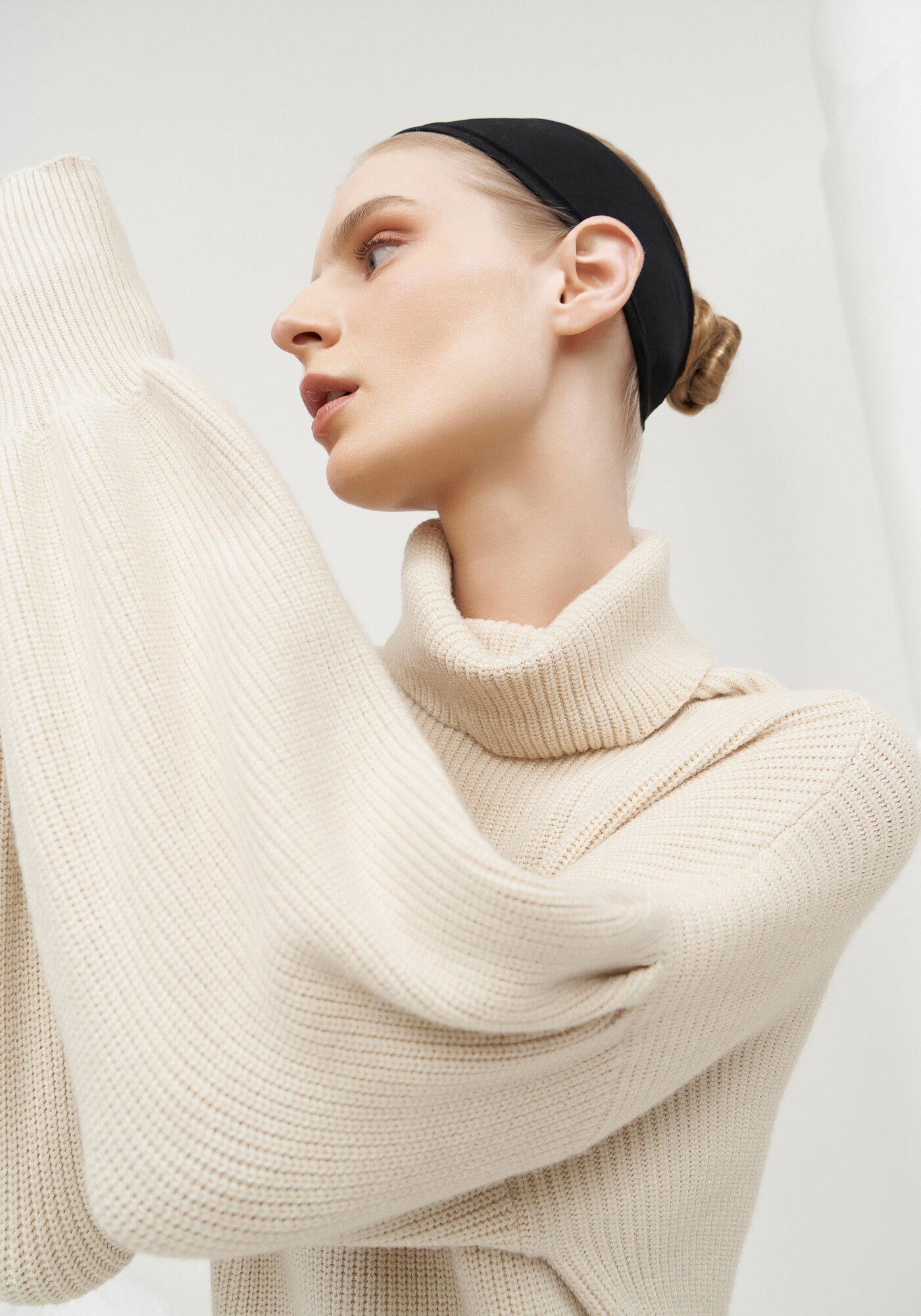 Vestido Curto Gola Alta em Tric&ocirc; com Manga Bufante, , large.