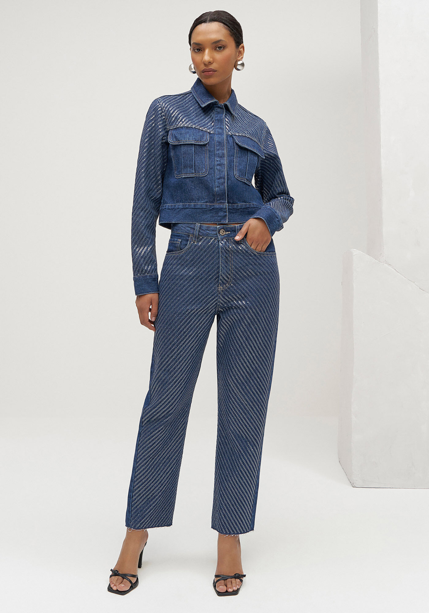 Cal&ccedil;a Jeans Reta Slim Cropped com Paet&ecirc;s, JEANS, large.