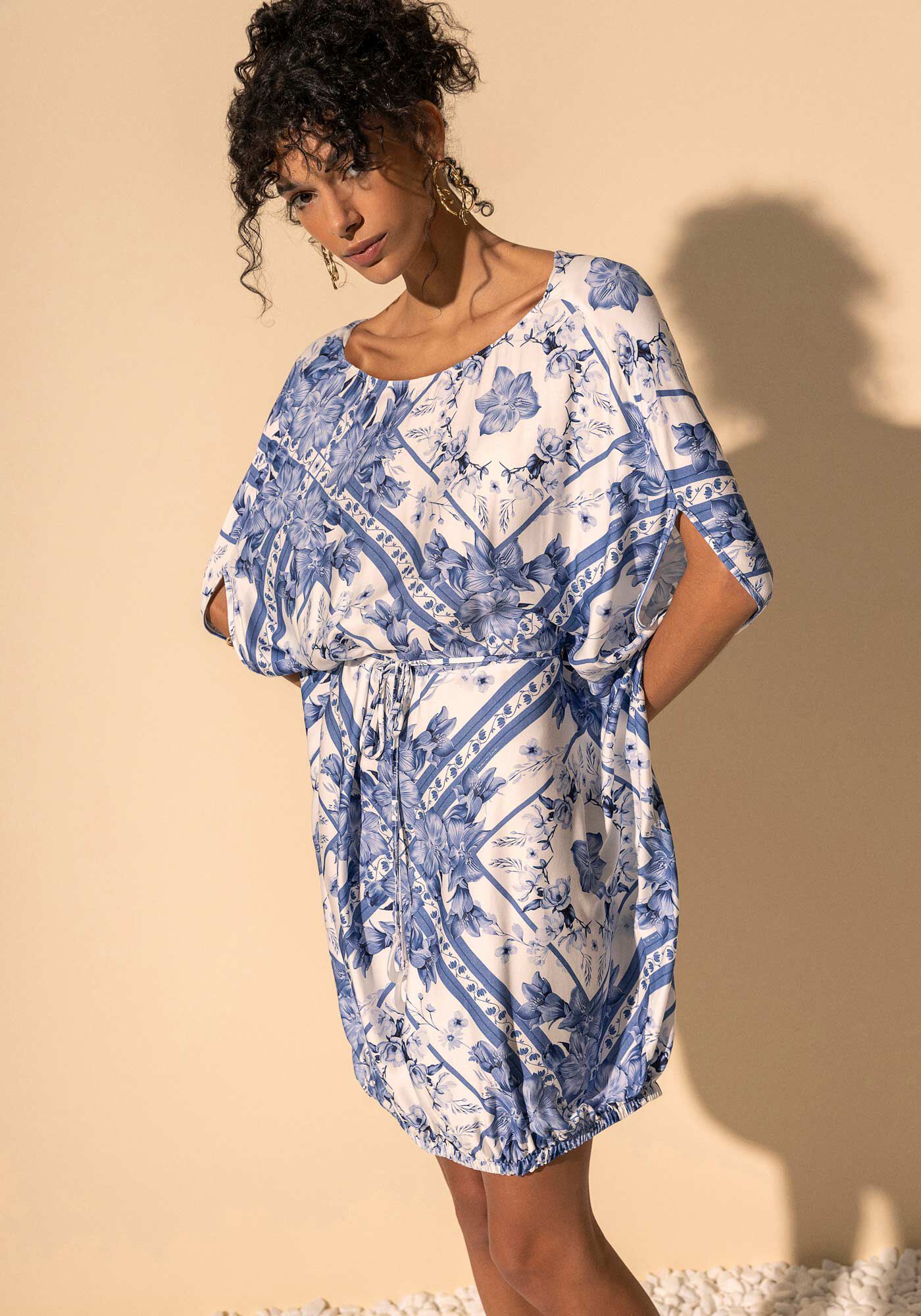 Vestido Curto Estampado Amplo Com El&aacute;stico Na Barra, FRAME AZUL, large.