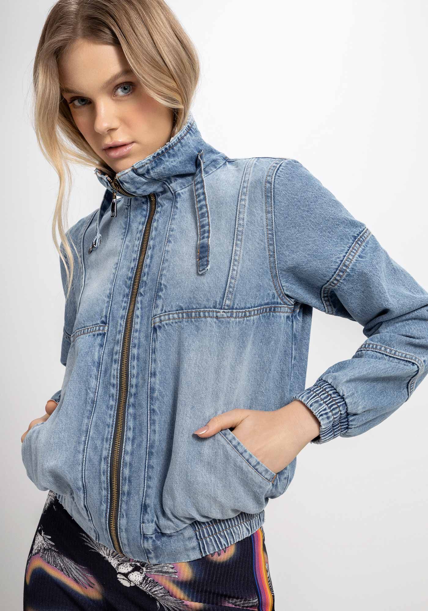 Jaqueta Jeans Bomber com Bordado P ssaro Lez a Lez
