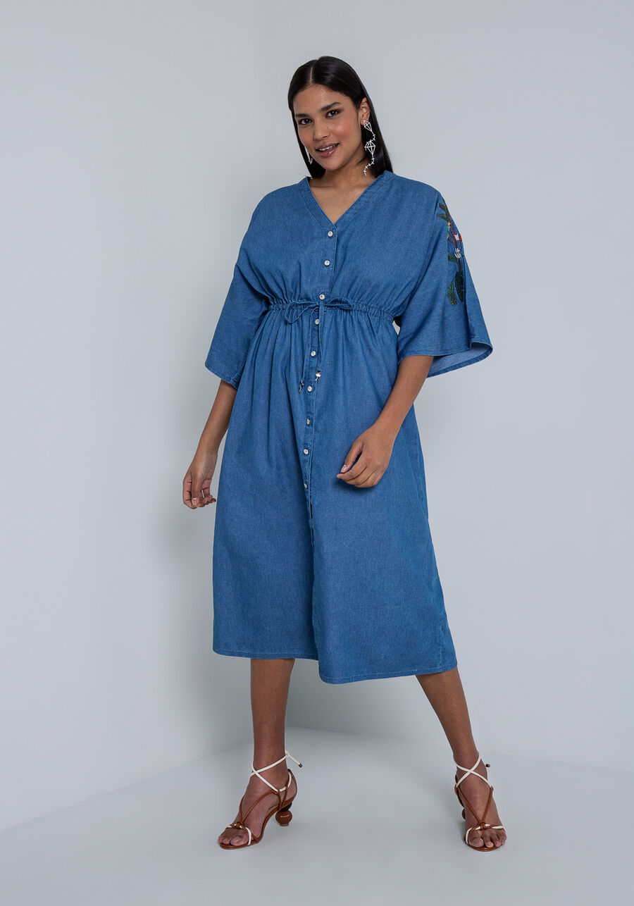 Vestido Midi em Jeans com Manga 3/4 e Bordado, JEANS. Vestido Midi em Jeans com Manga 3/4 e Bordado, JEANS, large.