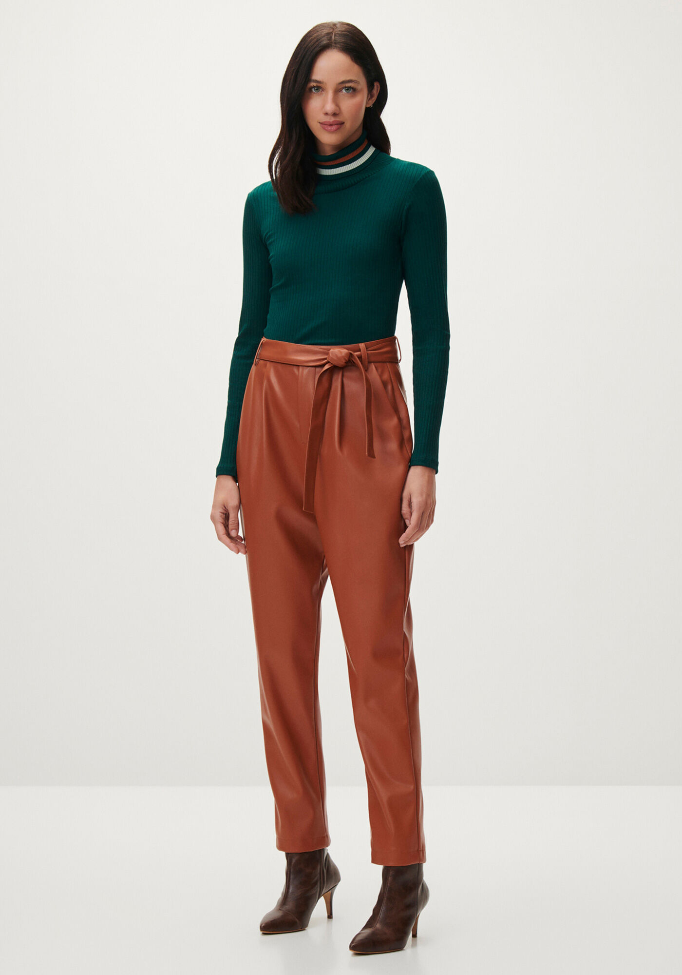 Blusa Manga Longa com Gola Alta em Retil&iacute;nea, , large.