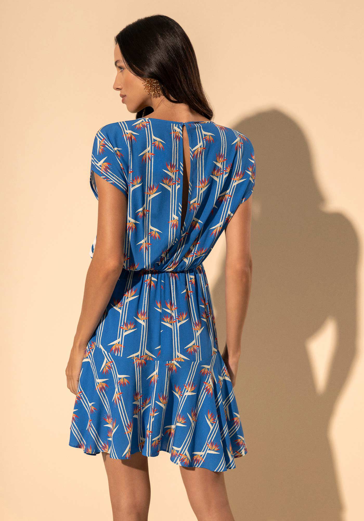 Vestido Curto Estampado Com Recorte Lateral E Amarra&ccedil;&atilde;o, STRELIZIA MINI AZUL, large.