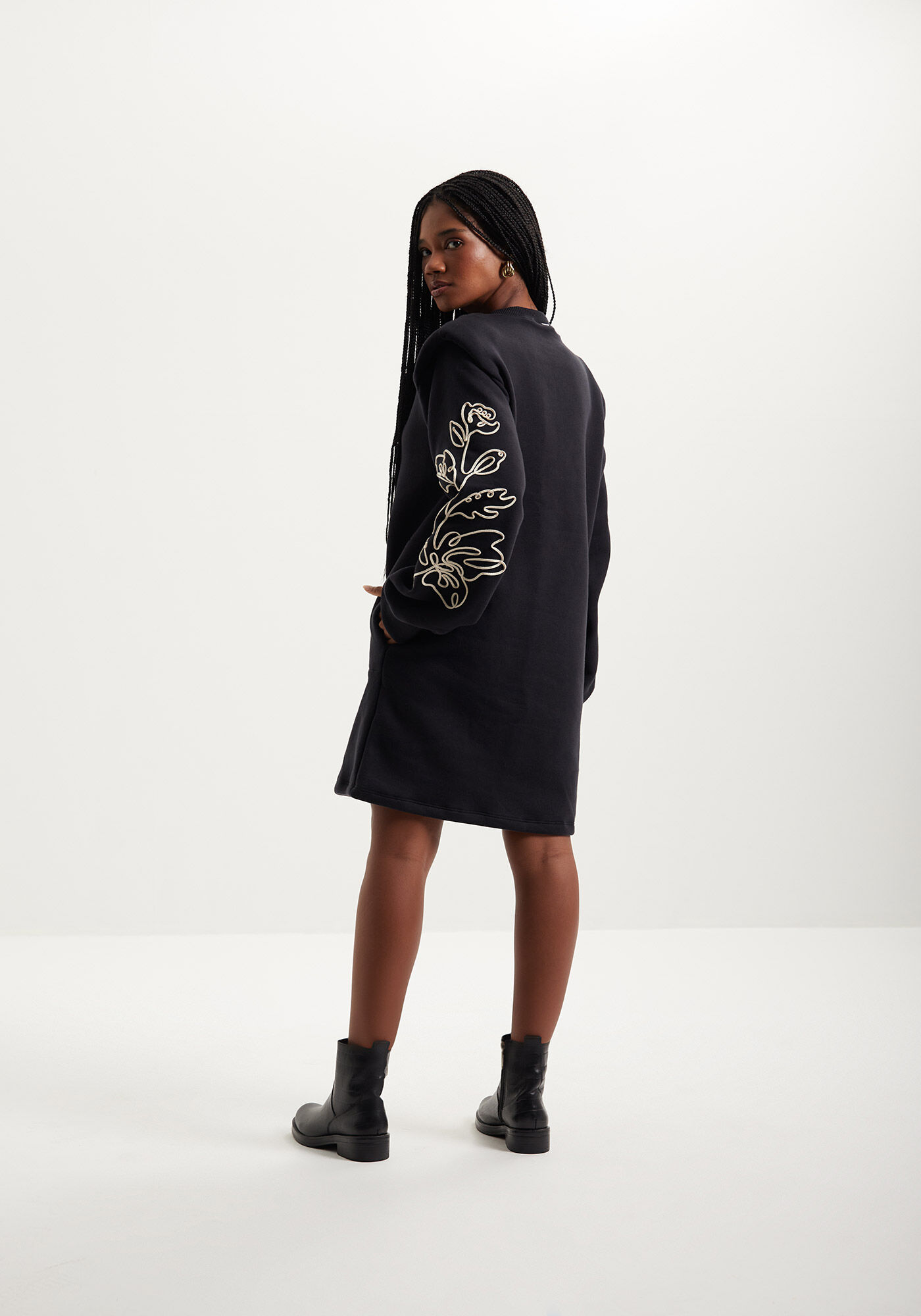 Vestido Curto Com Mangas Amplas Bordadas Em Moletom, , large.