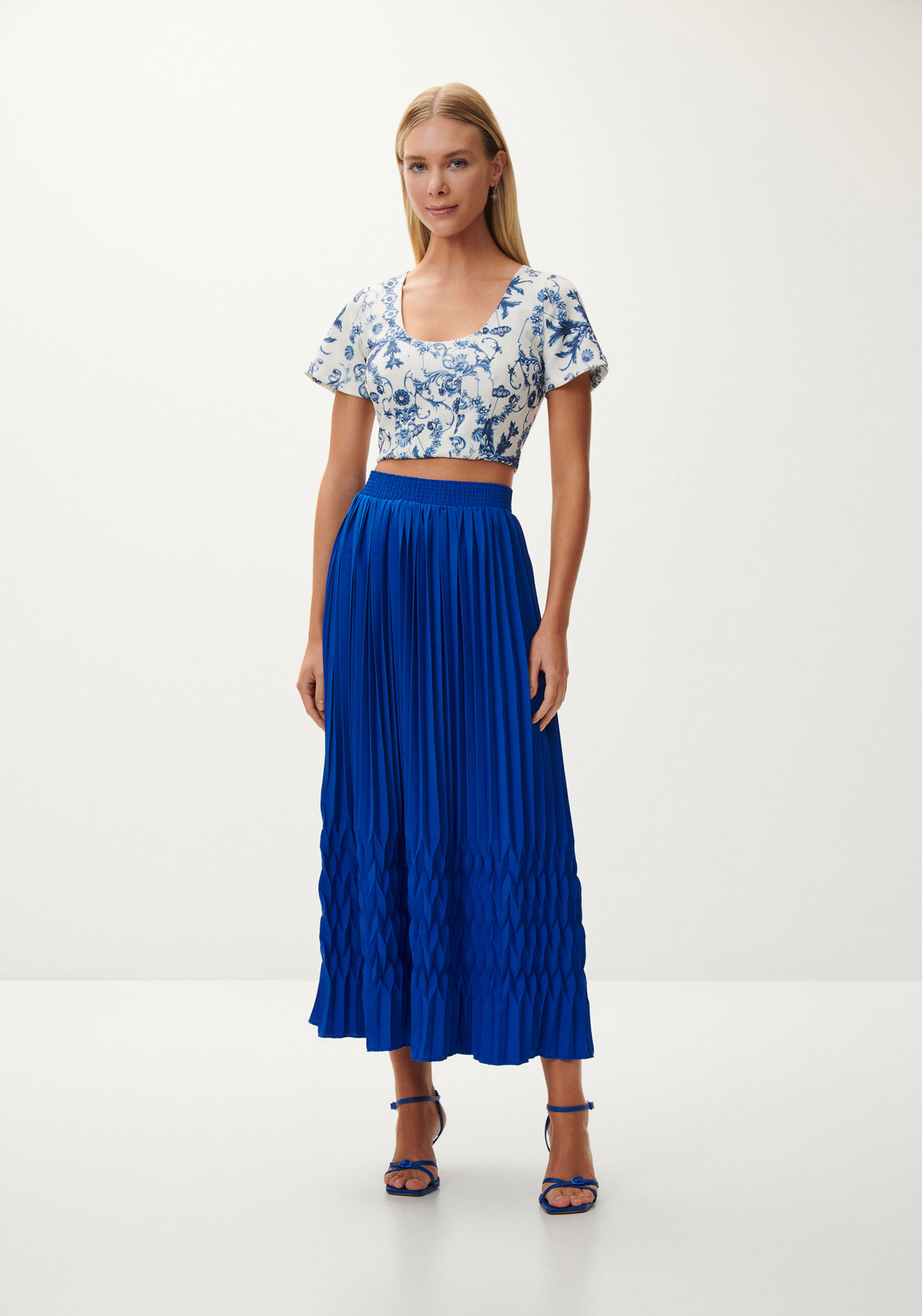 Blusa Cropped em Tecido Plano com Manga Curta, . Blusa Cropped em Tecido Plano com Manga Curta, , large.