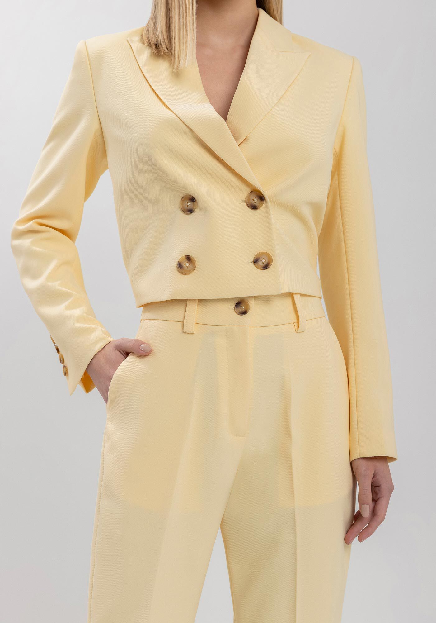 Cal&ccedil;a Carrot Em Alfaiataria Com Cintura M&eacute;dia E Bolsos, AMARELO SEASHELL, large.