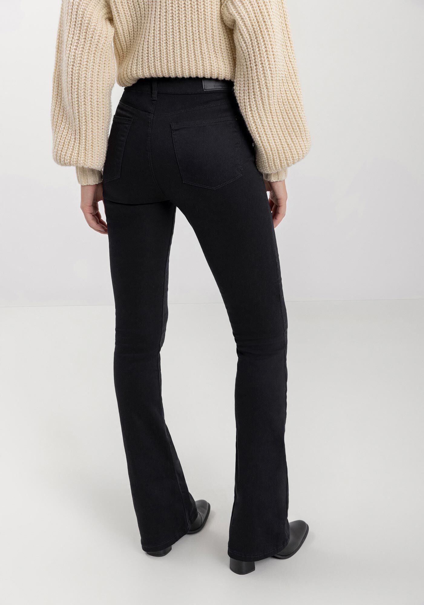 Cal&ccedil;a Flare Boot Cut Em Sarja Com Cintura Alta, , large.