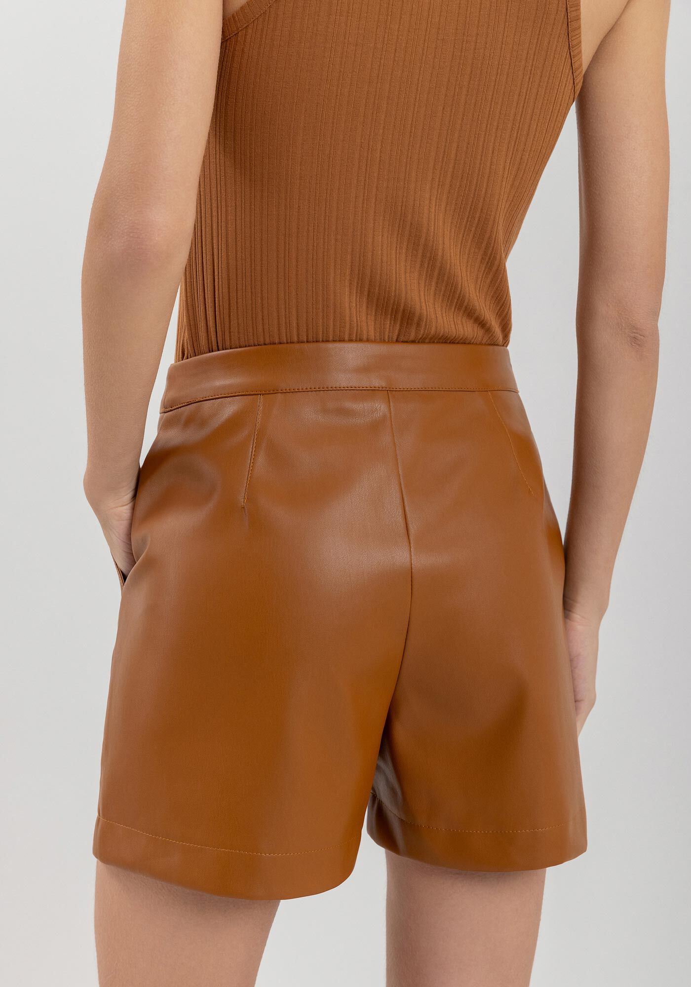 Shorts Curto Em Pu Com Bolsos Frontais E Cintura M&eacute;dia, , large.